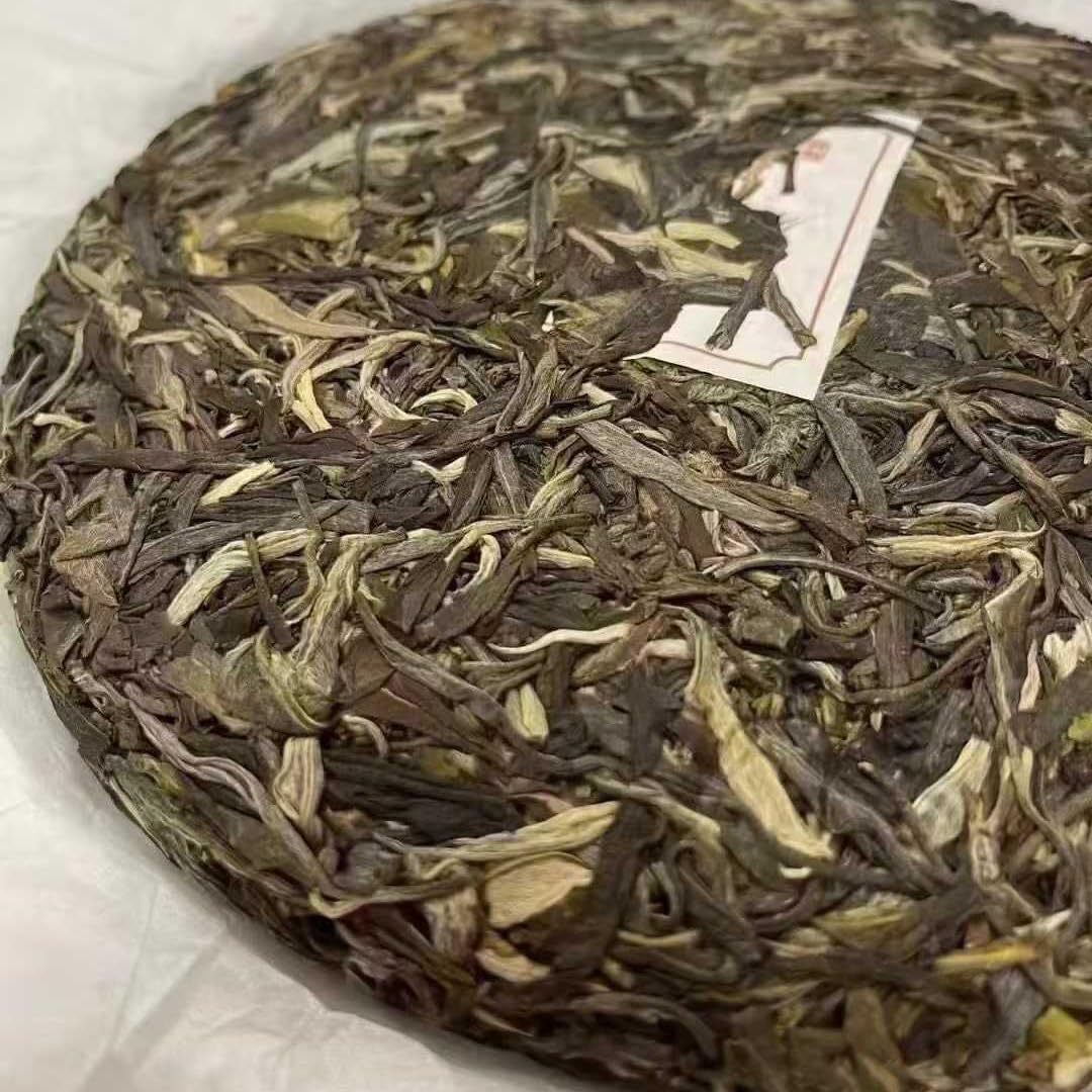 2021 Guangbie Laozhai Early Spring Big Tree Raw Pu-erh Tea Cake 357g