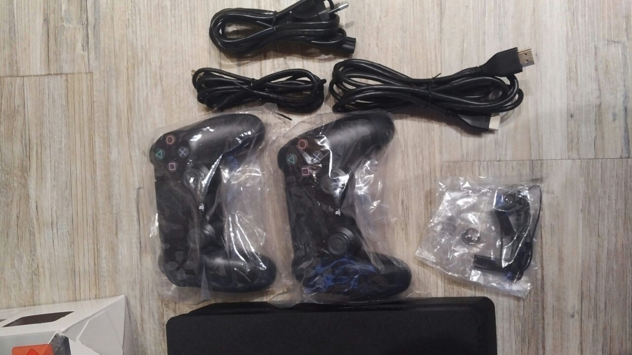 PlayStation 4 - Konsole (1TB, schwarz,slim) inkl. Call of Duty: Infinite Warfare + 2 DualShock 4 Contoller - [Edizione: Germania]