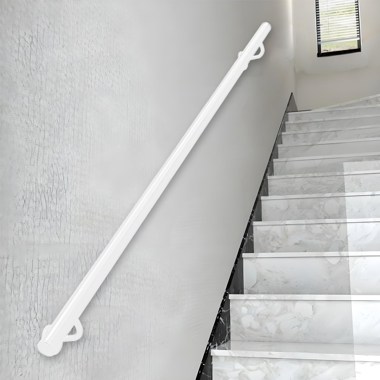 Main courante blanche sécurisée contre les chutes dans l'escalier