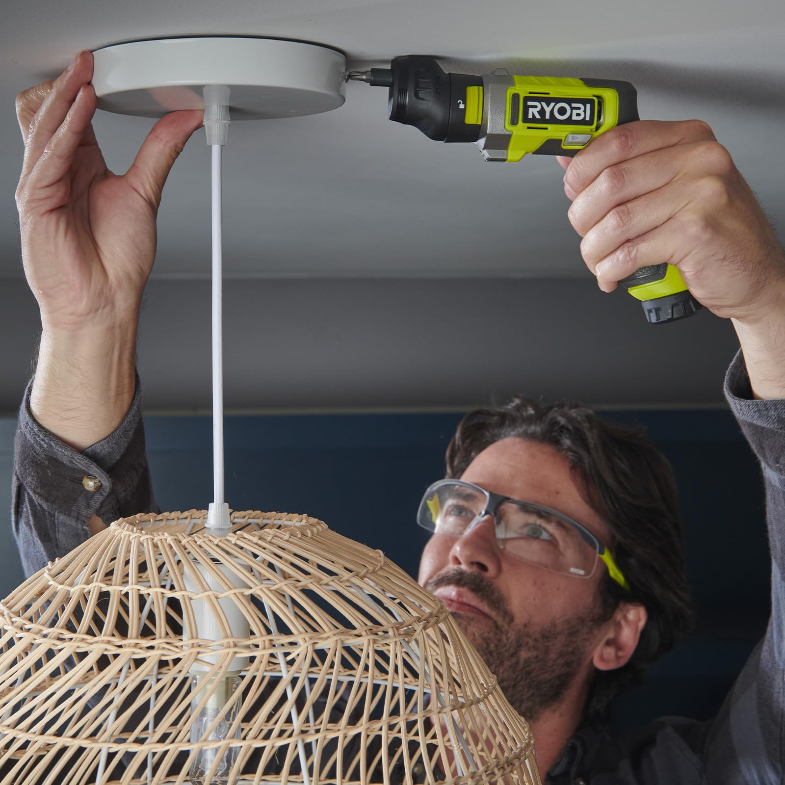 Avvitatore RYOBI 4V USB Litio - 1 batteria 2,0Ah - confezione da 10 punte - mandrino remoto - ingranaggio angolare - RSD