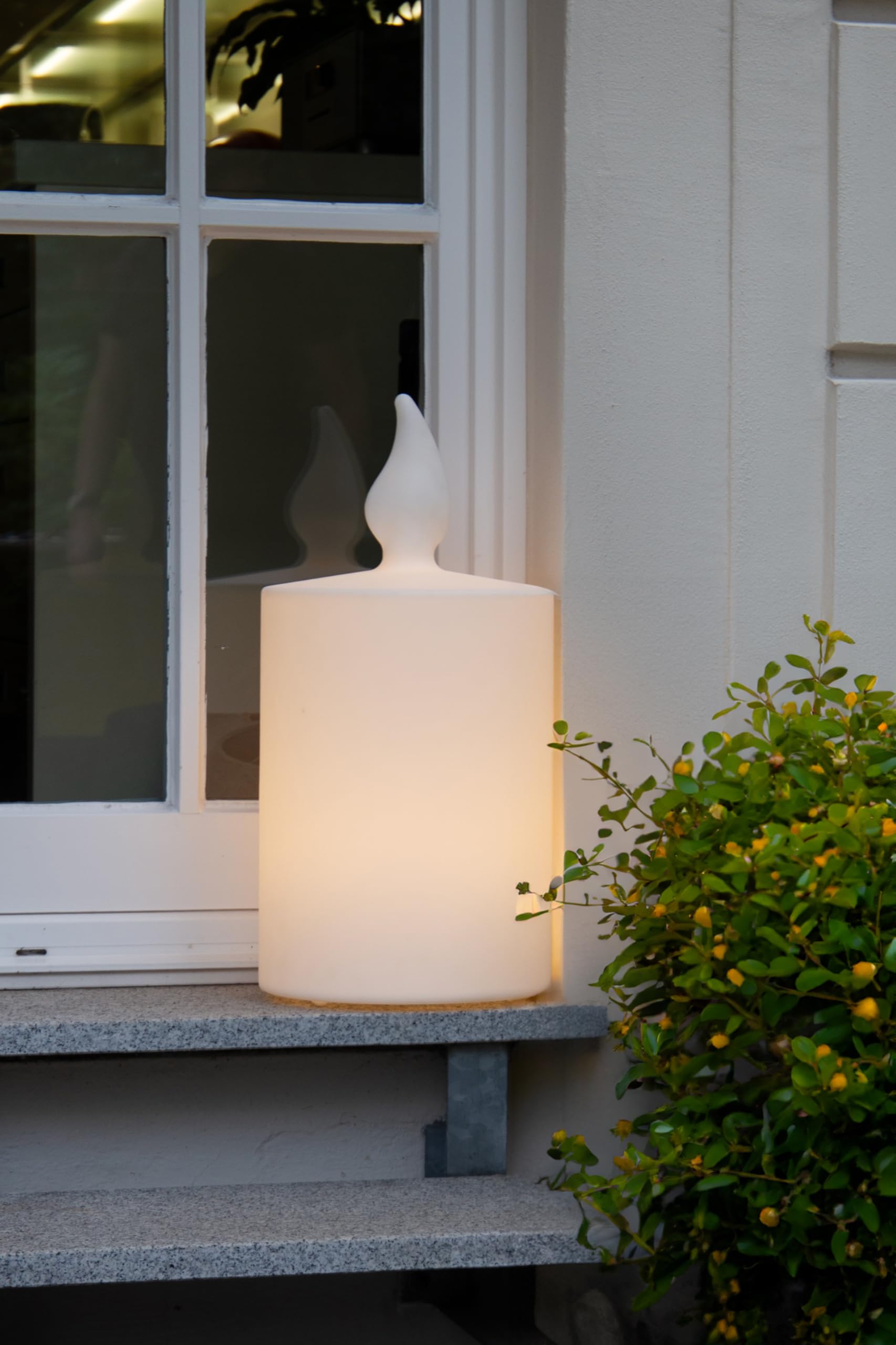 8 seasons design Dekoleuchte Kerze Shining Candle 60 cm (Weiß), E27-Fassung, RGB LED Farbwechsel, dimmbar, mit Fernbedienung - wetterfest – für außen & innen (Weihnachtsbeleuchtung, Dekolicht)