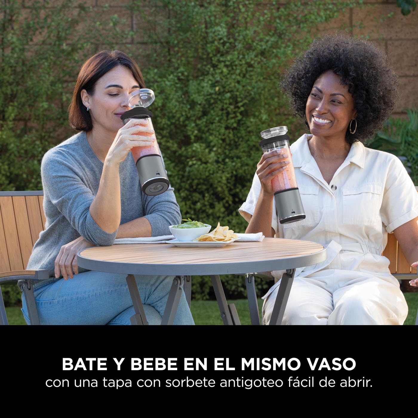 Ninja Blast Batidora portátil, Vaso de 530 ml con tapa antigoteo y boquilla para sorber, Minibatidora sin cable, recargable, smoothies, batidos de proteínas, pica hielo y frutas congeladas, BC151EUBK