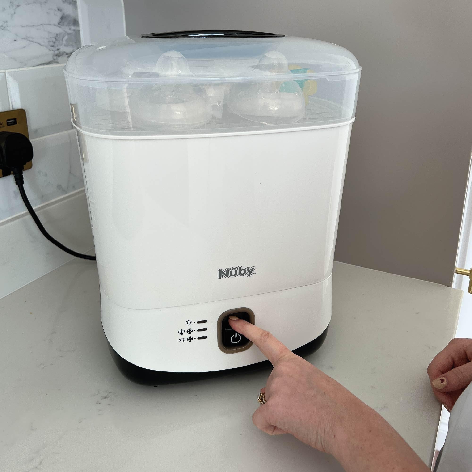 Nuby Stérilisateur et Sèche-biberon, stérilisateur électrique à vapeur blanc, tue 99,9% des germes