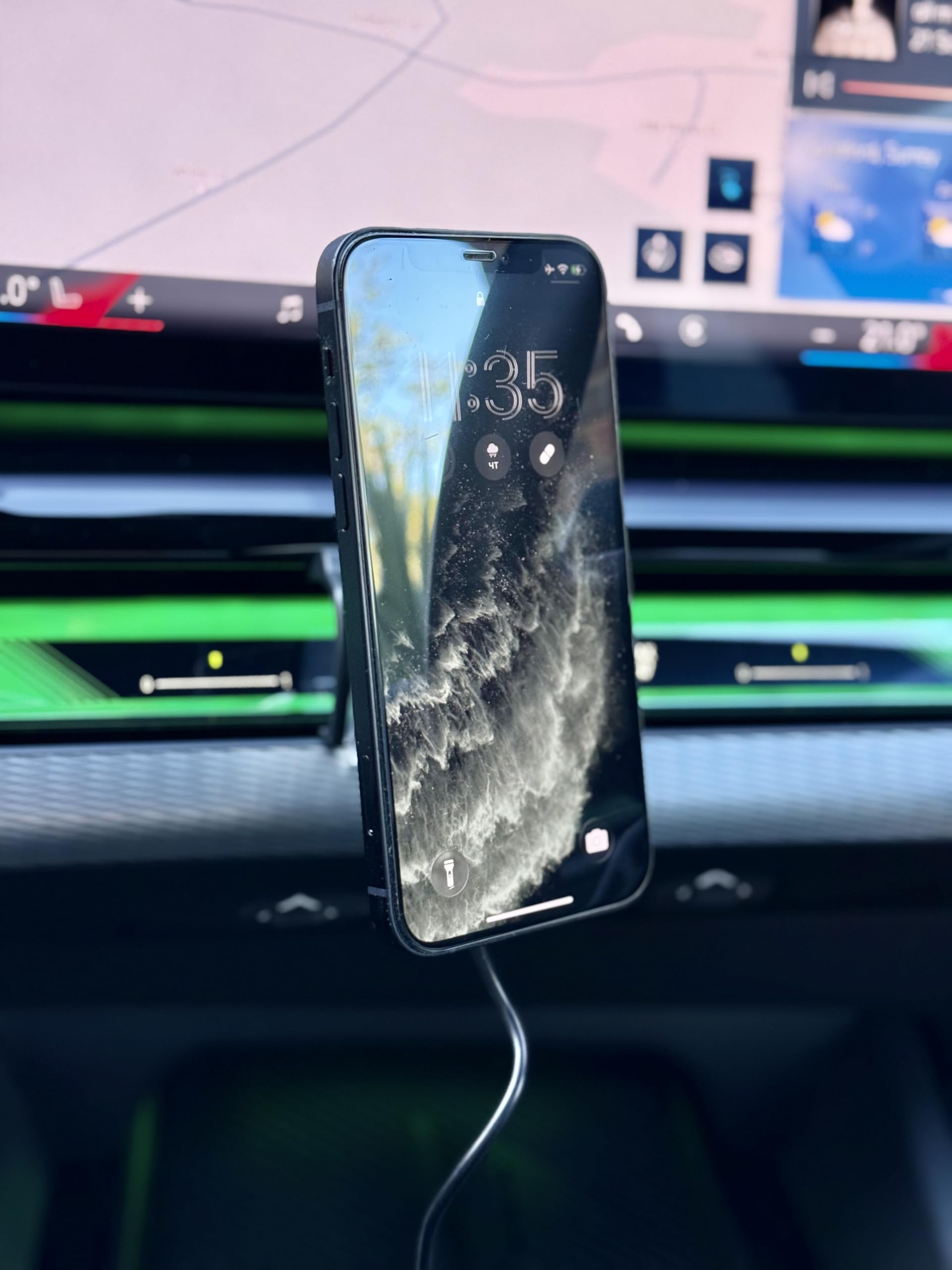 Kompatibel mit BMW Magnetisches kabelloses Handy-Ladegerät Hellgrün | Pro Travel Comfort System | Kompatibel mit BMW 5er i5 M5 G60 G61 G90 G91 2024-2026 | Comfort Wireless Phone Holder