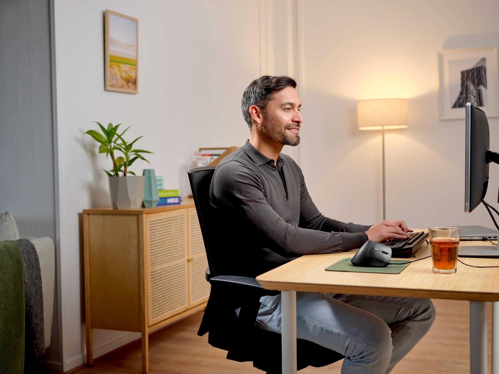 Trust Yuno ergonomiczna mysz przewodowa USB, myszka pionowa, czarna | dla osób praworęcznych, 800-2400 DPI, kabel 150 cm, sensor optyczny, 6 przycisków, 60% plastiku z recyklingu
