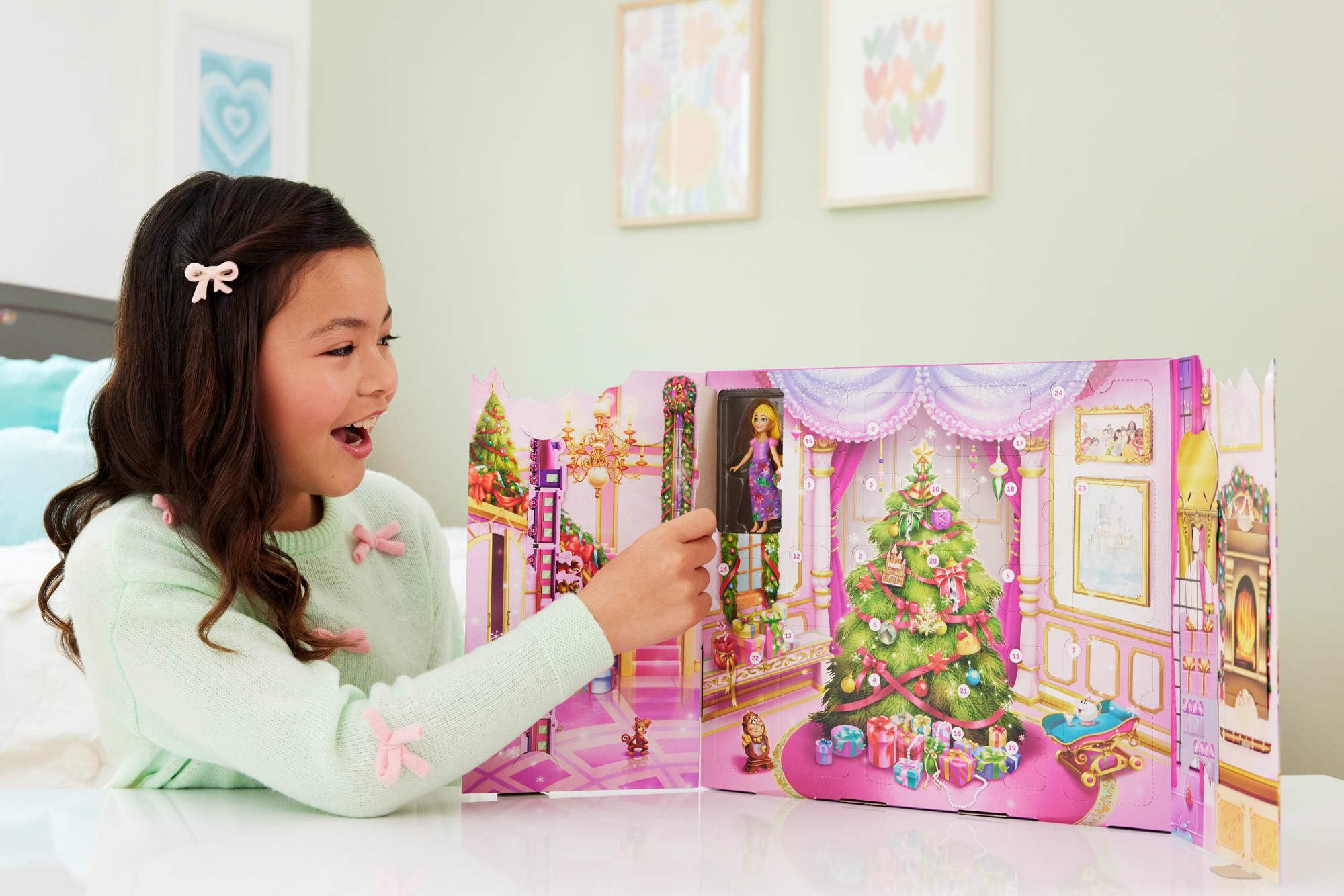 Mattel Disney Princesas Calendario de Adviento con 24 días de sorpresas, incluidas 3 muñecas pequeñas, 3 amigos, 6 prendas y 16 accesorios inspirados en las películas, JFG79