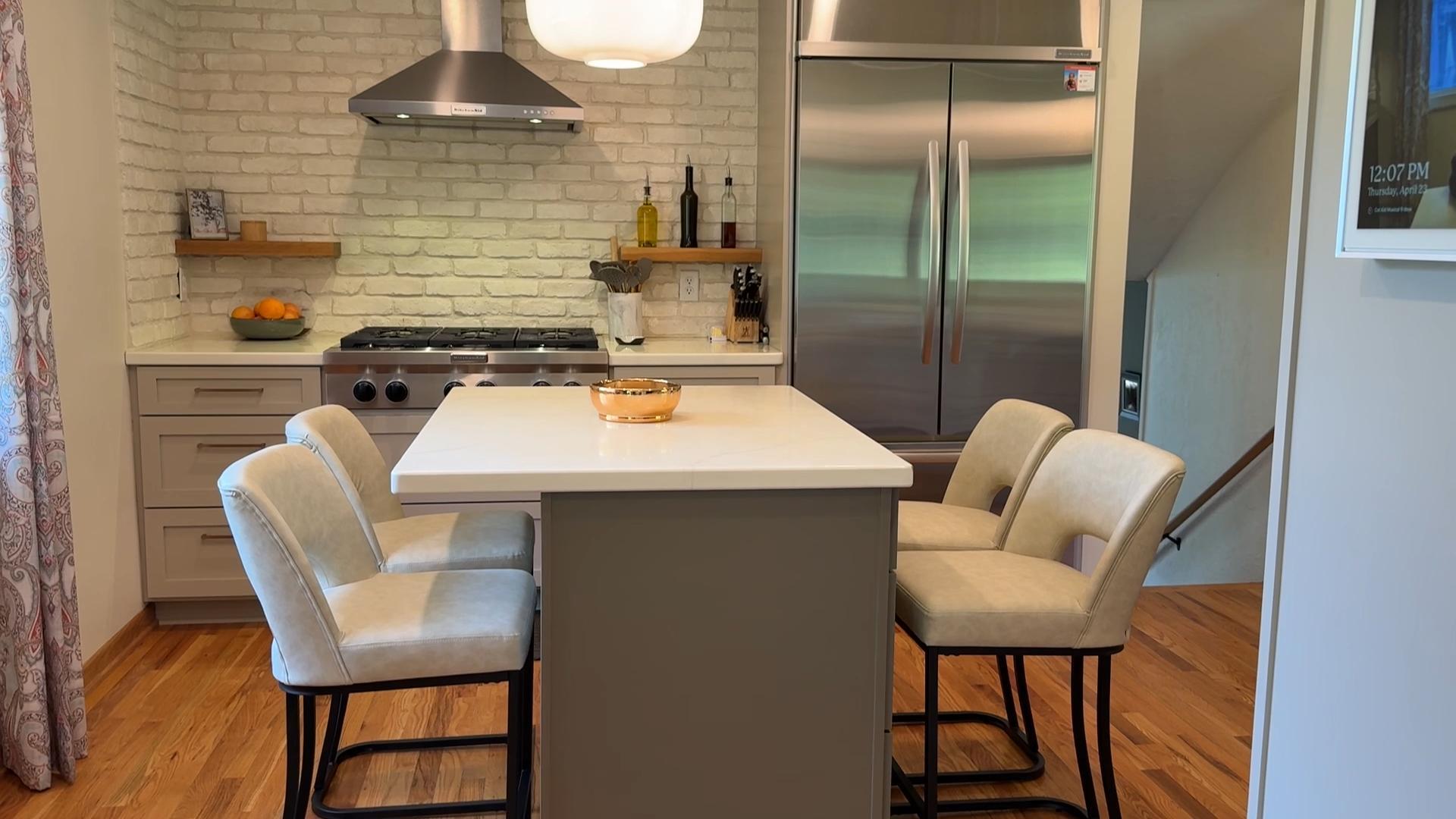Butacos de bar modernos de altura intermedia Usaint, cuero sintético verde, con patas de metal y respaldo abierto, para isla de cocina, bar en casa y comedor (juego de 4) miniatura 7