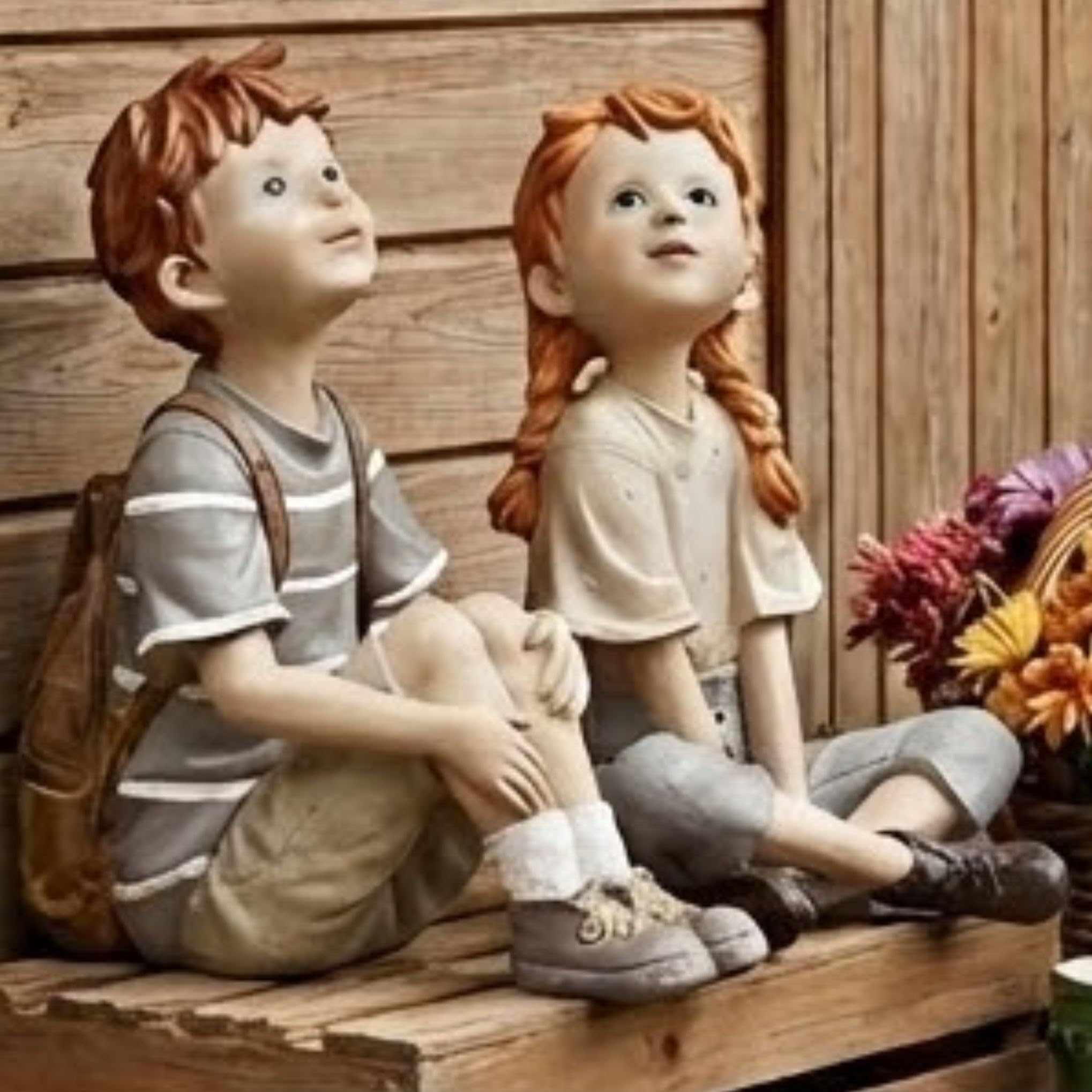 Storm's Gartenzaubereien 2er Set Dekofiguren Kinder sitzend Junge - Mädchen - Liebevolle Innendeko für Regal, Fensterbank - Vitrine - Nostalgische Geschwister Figuren aus Polyresin - Höhe bis 25cm