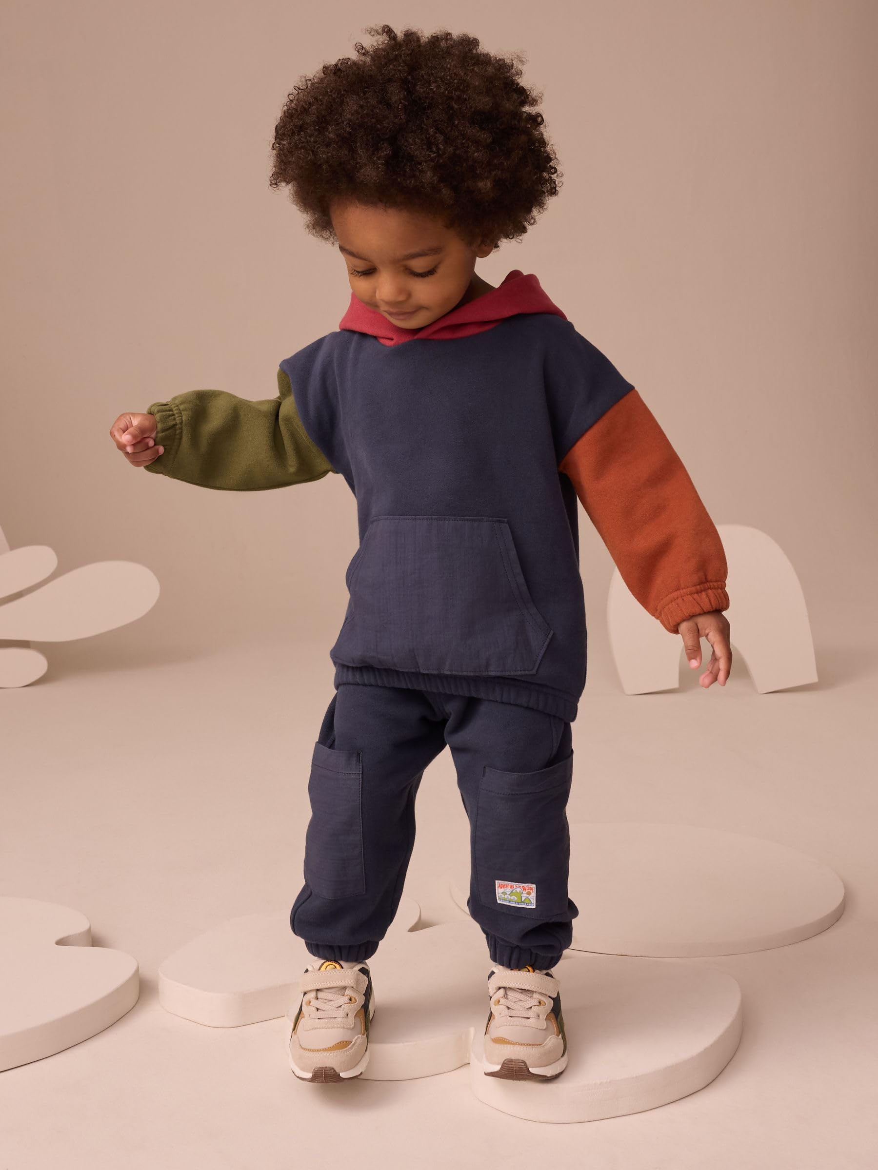 NEXT Niños Conjunto de sudadera con capucha y pantalón de chándal en bloques de color