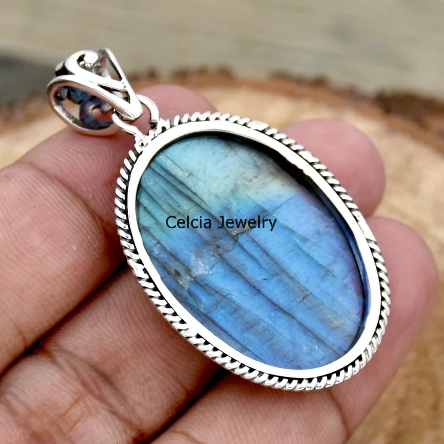 Massiver 925er Sterlingsilber-Anhänger für Männer und Frauen, natürlicher Labradorit-Cabochon, ovaler blauer Feuer-Edelstein, einzigartiger handgefertigter Schmuck für Sie und Ihn