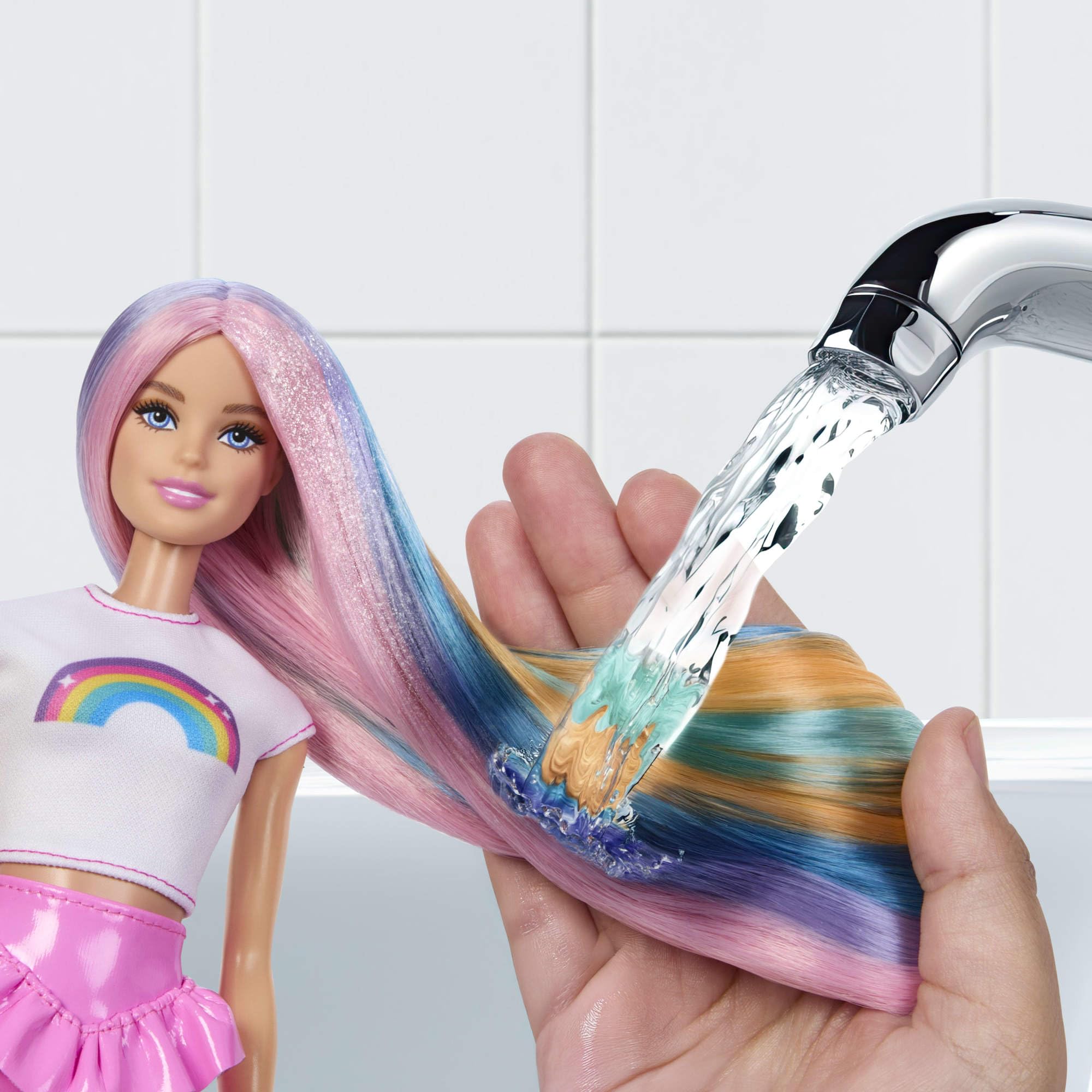 Barbie Regenbogen-Glitzerhaar Puppe, besonders Lange und Bunte Haare mit 12 Styling-Zubehörteilen wie Glitzergel-Tube, Haarbürste, Haarspangen, Föhn und mehr, JJP07
