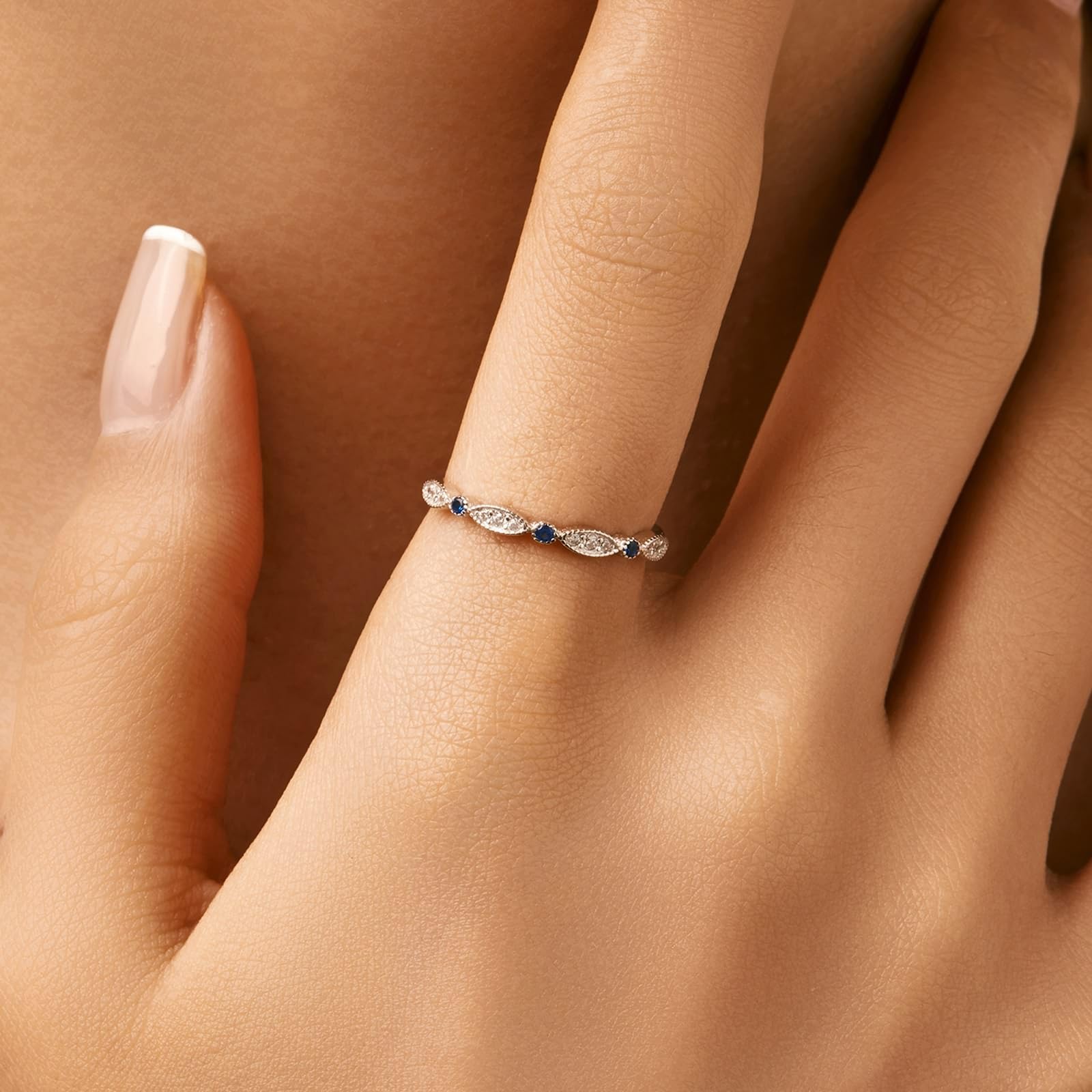 Anello da donna in oro bianco 9 K/14 carati, con zaffiro, delicato, impilabile, in moissanite