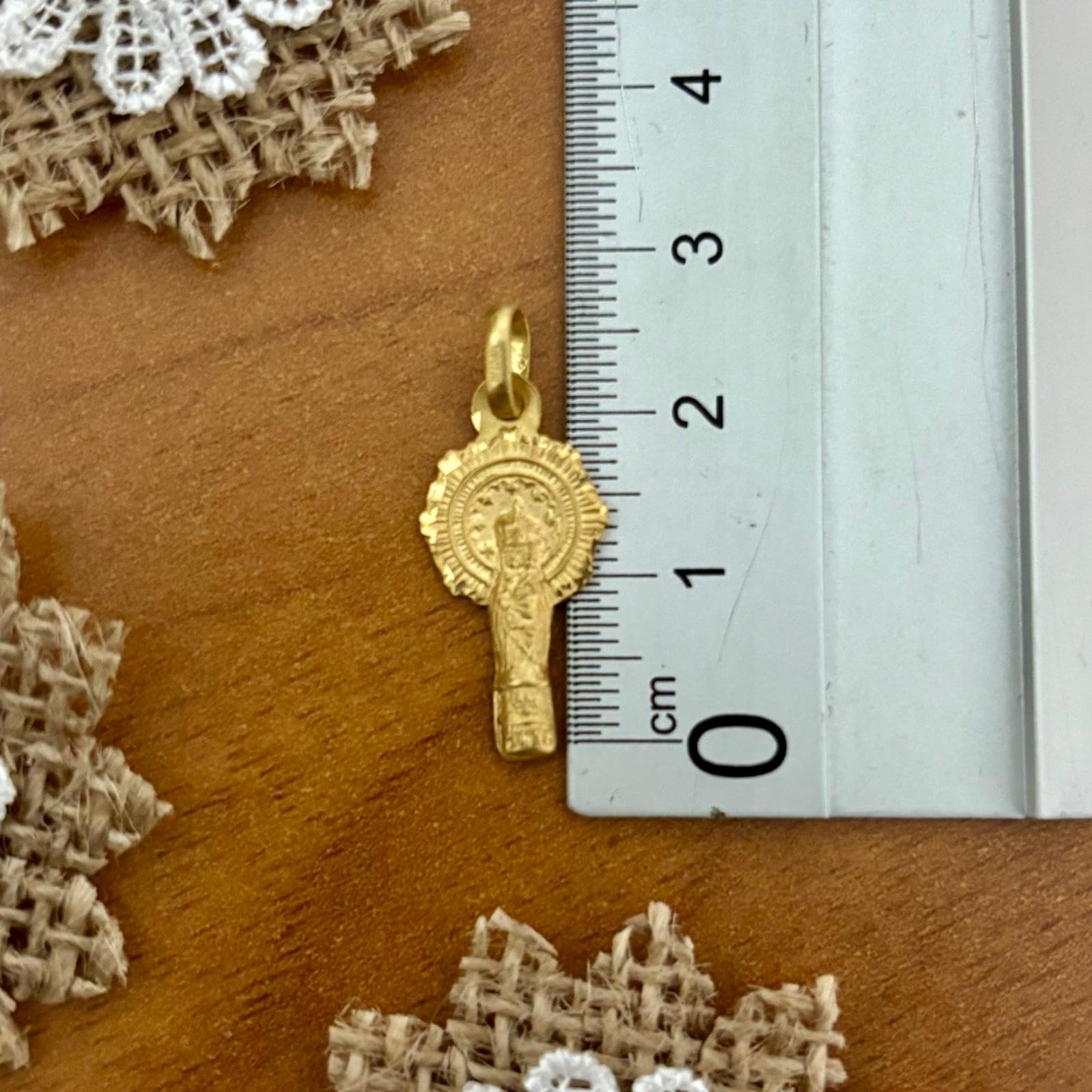 Medalla silueta de la Virgen del Pilar de Plata bañada en Oro 12x23mm