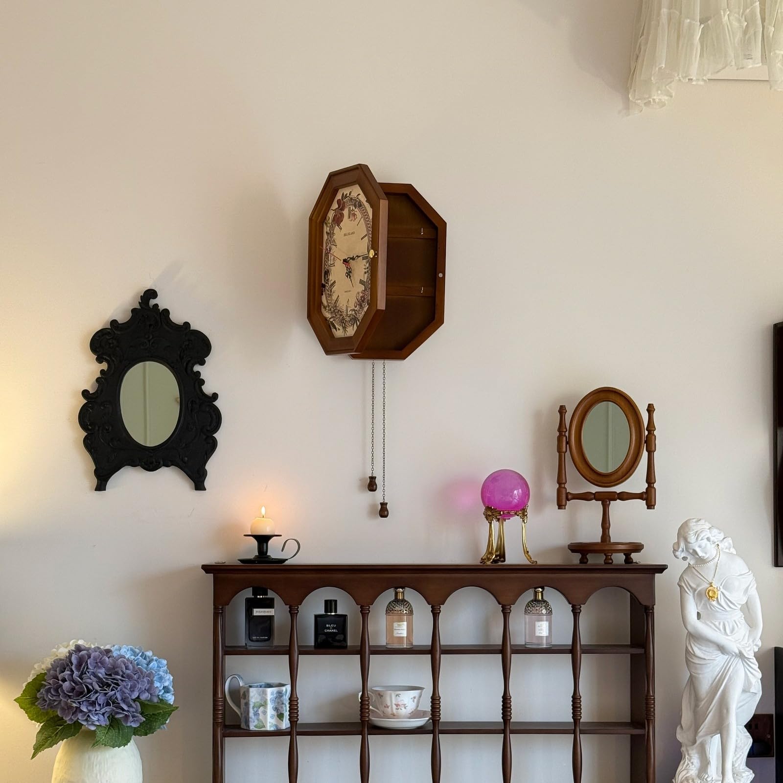 Drewniany zegar ścienny w stylu vintage z miejscem na klucze, dekoracyjny ośmiokątny design, ukryte wewnętrzne haczyki na klucze, cyfry rzymskie, rustykalny styl wiejski (brązowy)
