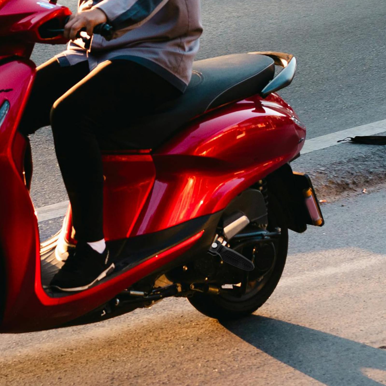 Pedalini per Scooter Elettrico Pieghevoli in Alluminio Nero, Coppia di Poggiapiedi Posteriori per Bicicletta e Moto, Stabilità e Comfort per Passeggero Stili multipli