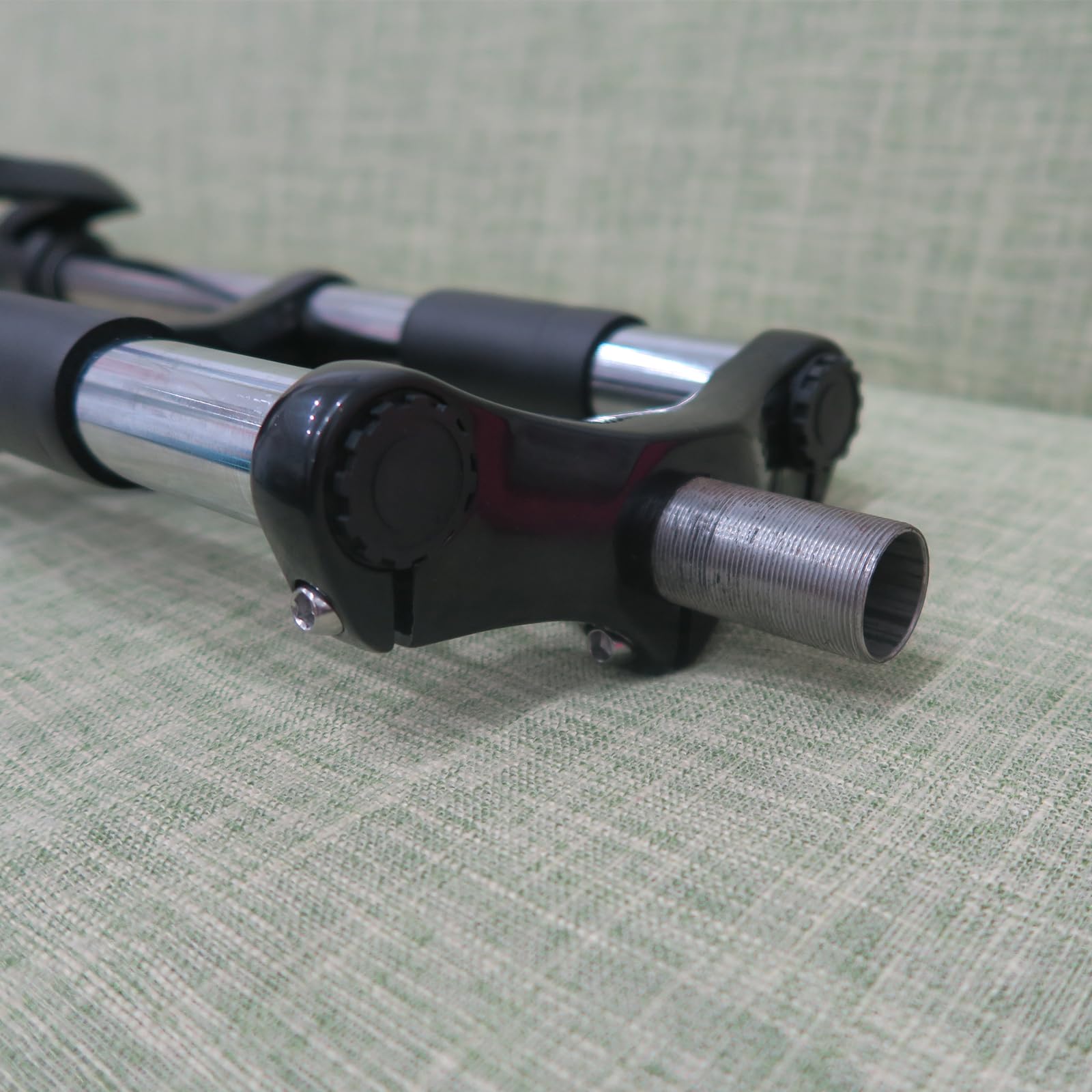 Forcella da 66 cm, filettatura da 2,5 cm, tubo dritto da 25,4 mm, doppia spalla, triplo albero, freno a disco, nero