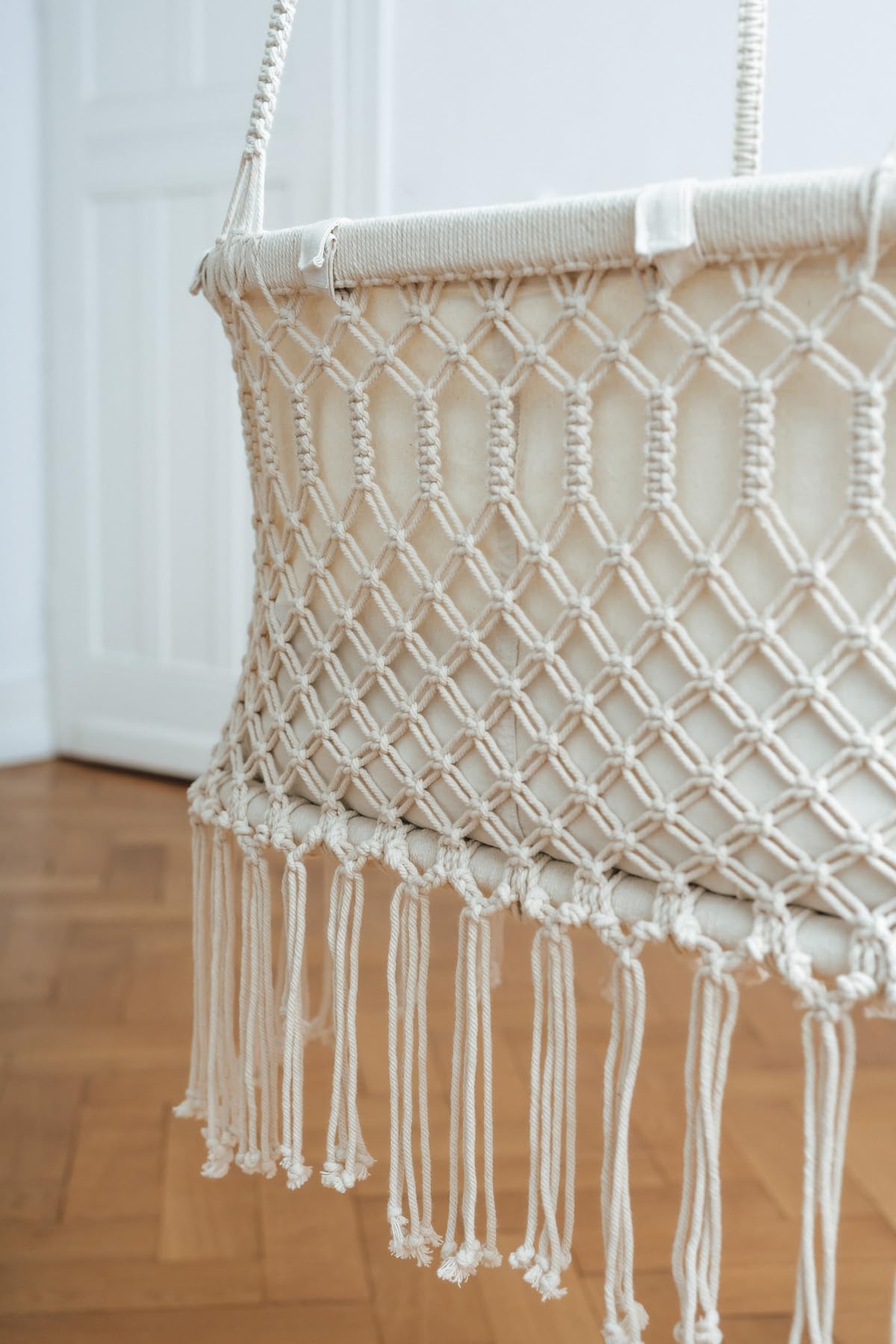 kikadu Hängewiege, Handgeknüpfte Makramee-Babywiege mit 100% GOTS Bio-Baumwoll Inlet, 82 x 46 x 32 cm, Sicht- & Zugschutz, sanft schaukelnd & beruhigend, bis ca. 5 – 6 Monate