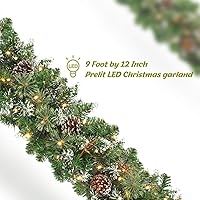 Vista 2 de Guirnalda de Navidad preiluminada de 9 pies con conos de pino, guirnalda de pino artificial nevado para Navidad, 50 luces LED, funciona