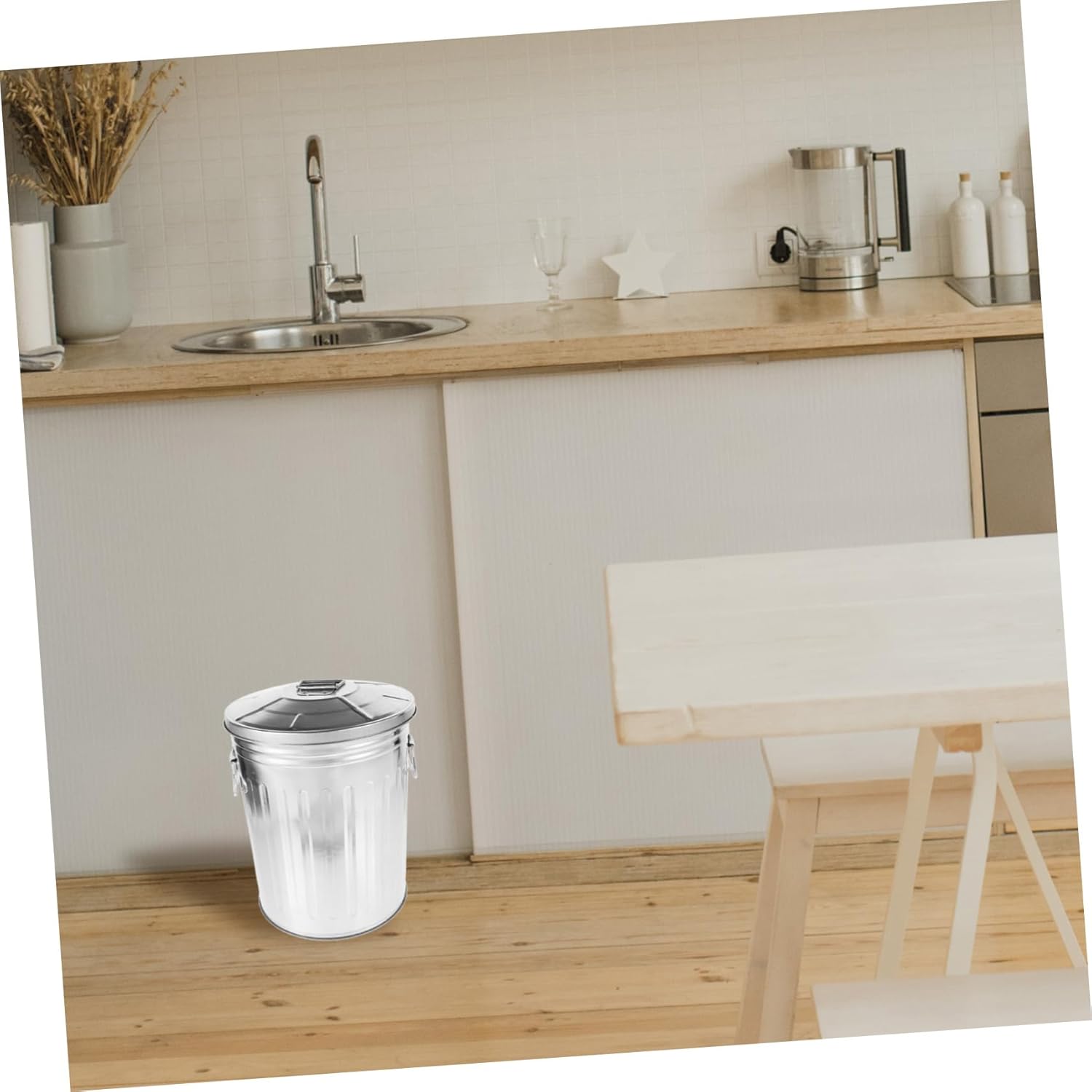 Unomor Rustic Metal Trash Can Outdoor Waste Basket Lid Garbage Can for Home Kitchen Living Bedroom