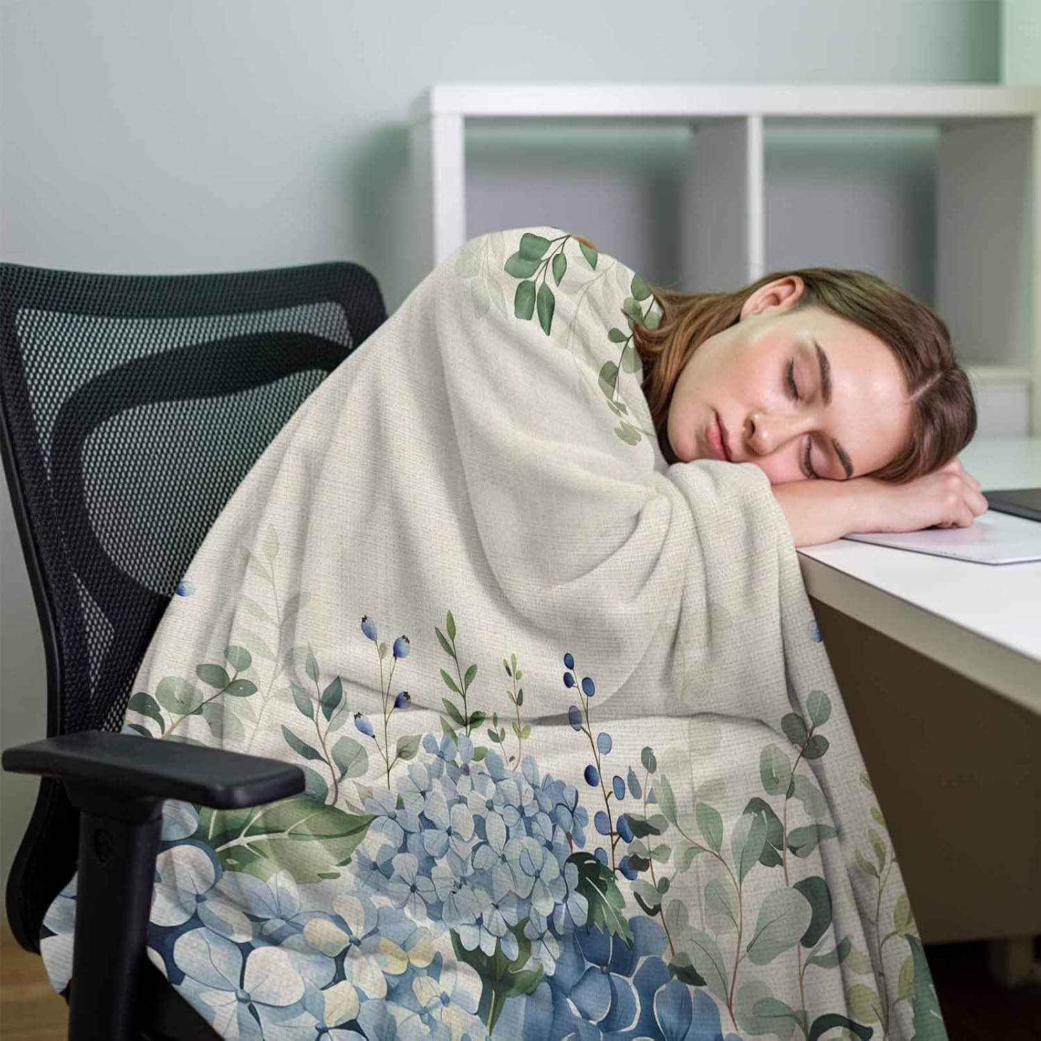 Super Soft Flannel Fleece Blanket, Farmhouse Eucalyptus Blue Hydrangea Plants Linen Lightweight Blankets, Cozy Microfiber Plush Throw Blankets for Bed, Sofa, Couch, Travel, Camping, 40" x 60"