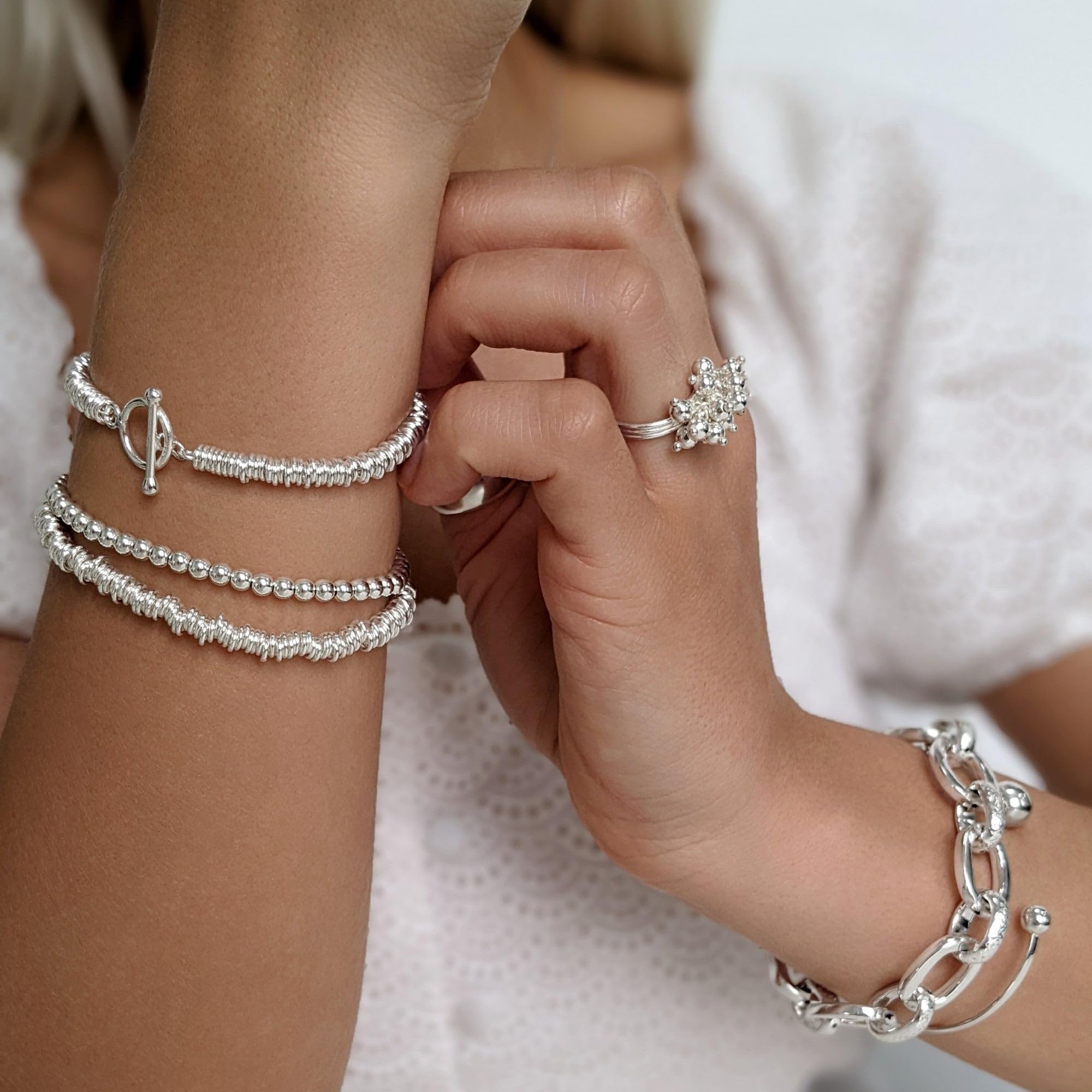 Silverly 4mm Sterling Silber Perlenarmband | 925er Massivsilberarmbänder für Damen | Stapelbare Armbänder mit Elastischen Perlen für Teenager-Mädchen | Runder Ball Verstellbares Stretch-Design