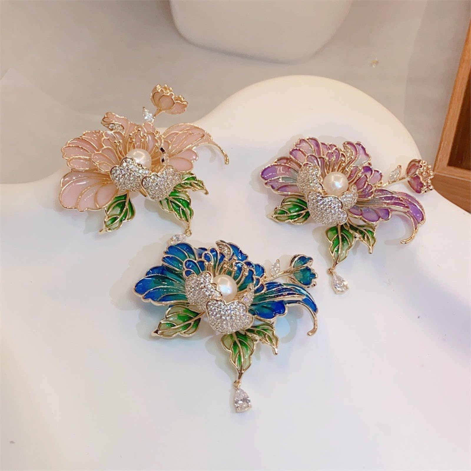 Spilla a forma di fiore di peonia smaltata con frange e perle d'acqua dolce naturali