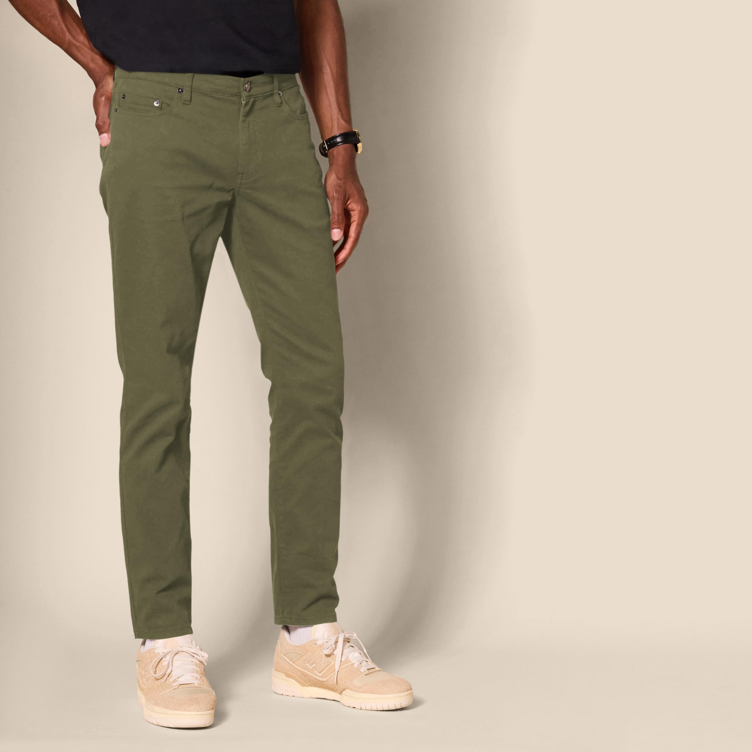 Amazon Essentials Hombre Pantalón de Sarga Elástico con 5 Bolsillos y Ajuste Entallado