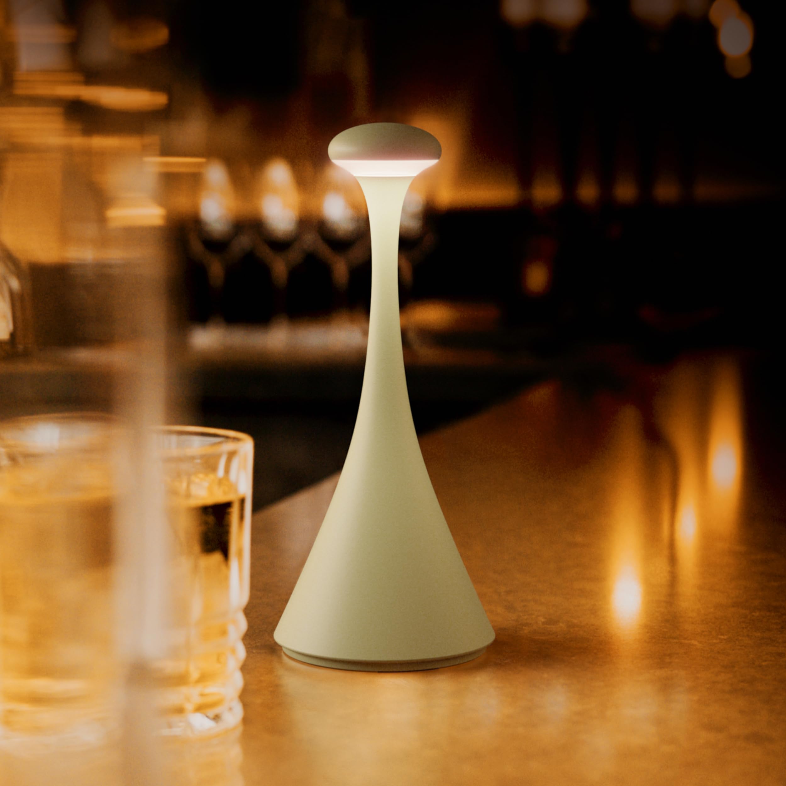 SIGOR Nudrop mini - Dimmbare kleine LED Akku-Tischlampe Indoor & Outdoor, Höhe 21 cm, aufladbar mit easy-connect puk, 7 h Leuchtdauer, salbeigrün