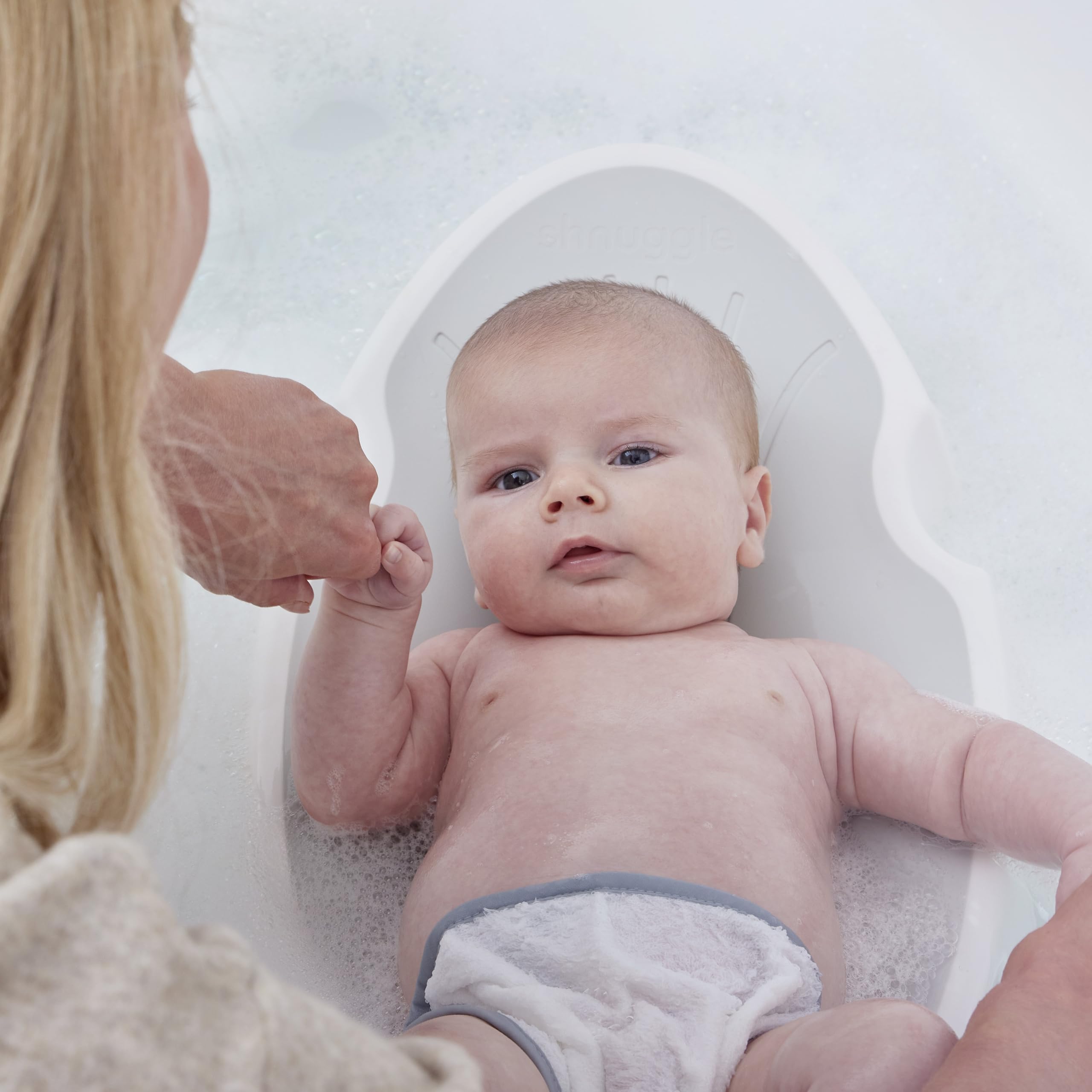 Shnuggle Soporte de baño para recién nacido, asiento ergonómico suave al tacto, base ligera antideslizante, higiénico y compacto, perfecto para bebés de hasta 6 meses/9 kg, blanco y gris