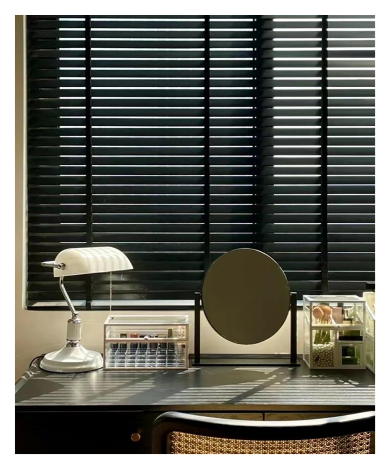 Store de fenêtre en bois noir occultant pour éliminer les reflets