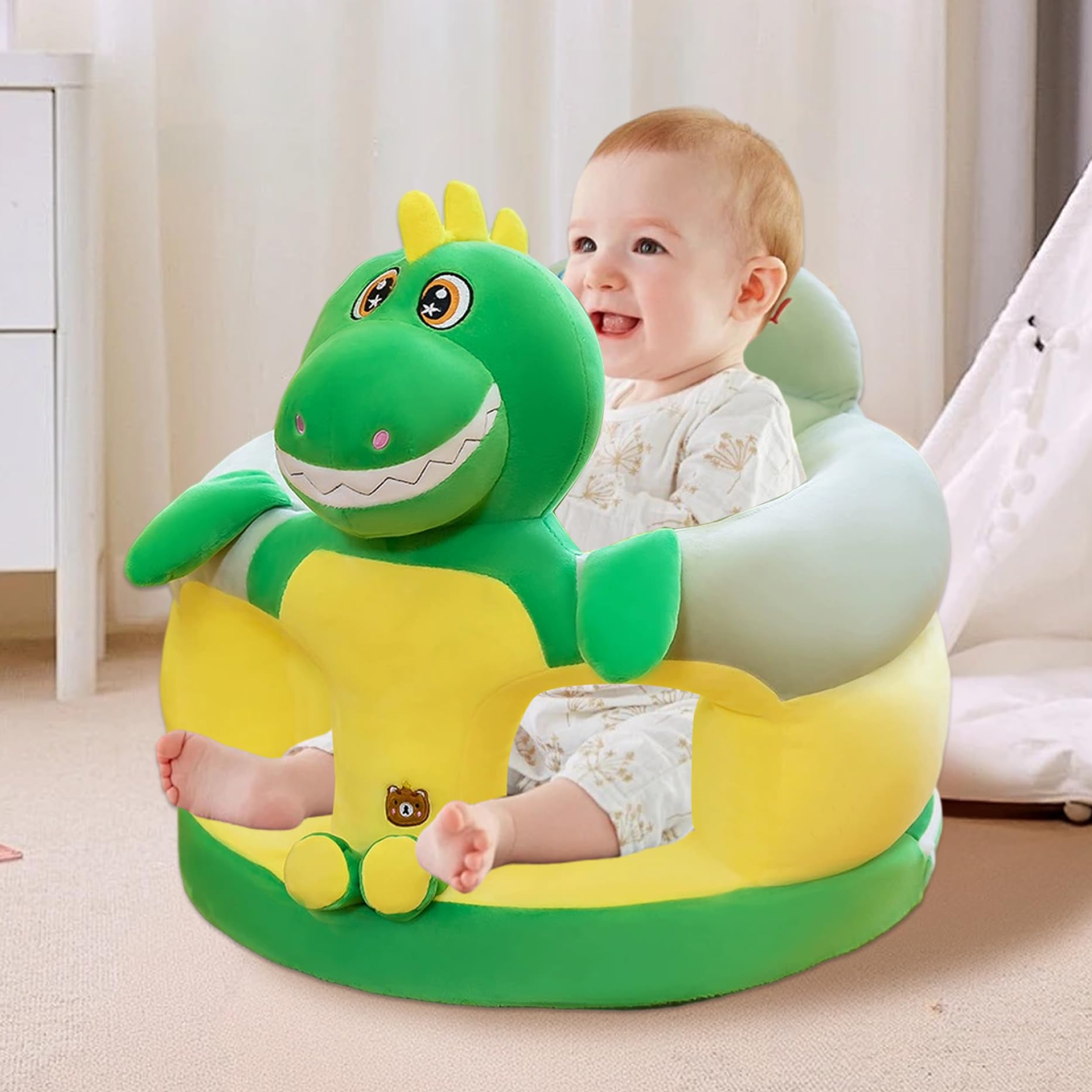 Lindo dinosaurio de dibujos animados de peluche bebé sentarse silla sentado apoyo en verde