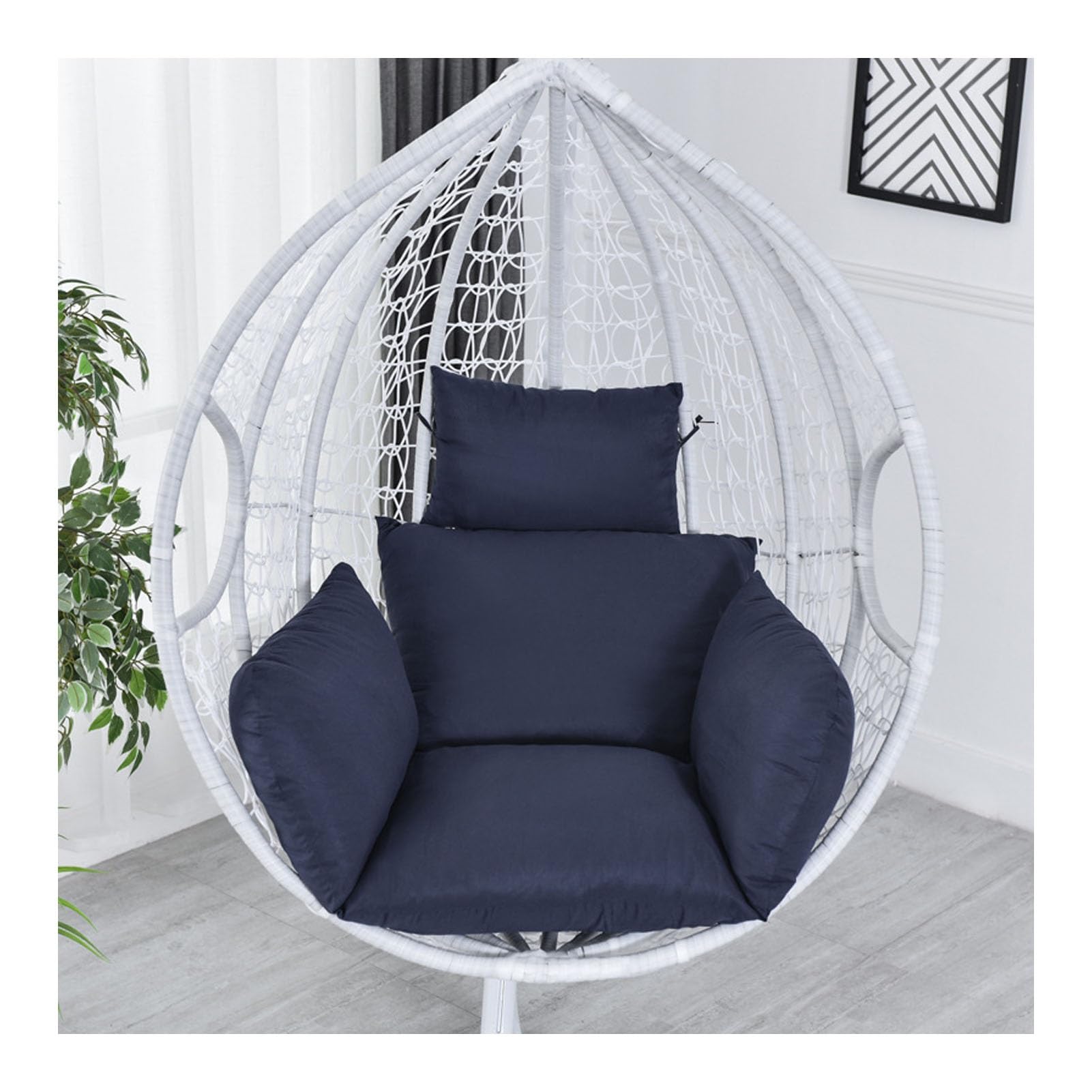 Coussin de chaise oeuf suspendu pour créer un coin lecture cocooning sur votre terrasse
