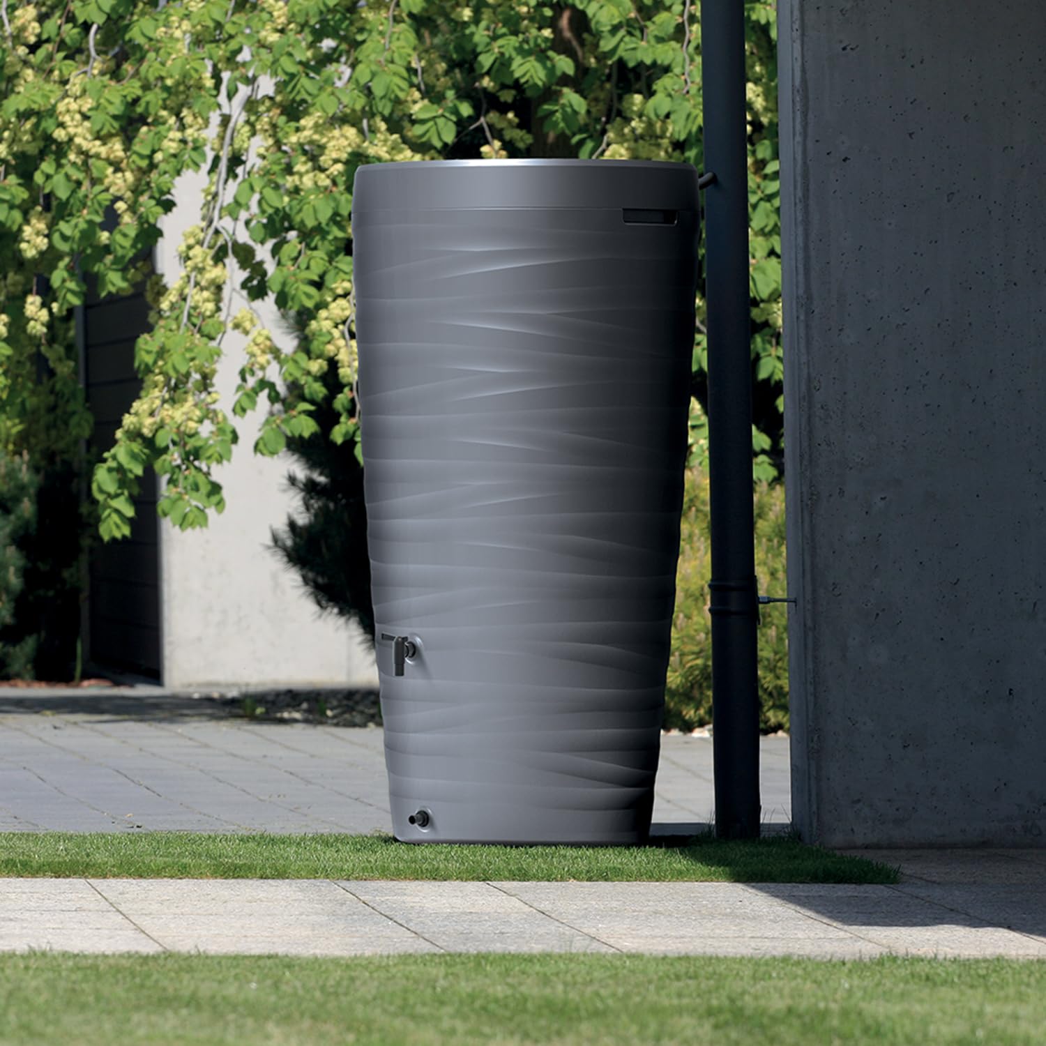 Serbatoio per Acqua Piovana Maze 240L | Ø59,3x114 cm | 2 Punti di Attacco | Incluso Inserto per Fiori Rubinetto e Sistema di Raccolta Acqua | Cisterna da Giardino | Colore Grigio Design Moderno
