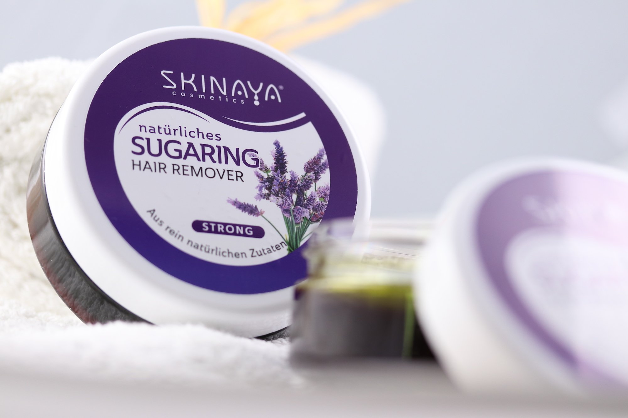 SKINAYA® PREMIUM ZUCKERPASTE SET ZUR HAARENTFERNUNG - 300 Gramm Sugaring Wachs Waxing Set (Lavendel) inkl. 15 Vliesstreifen und 5 Holzspatel