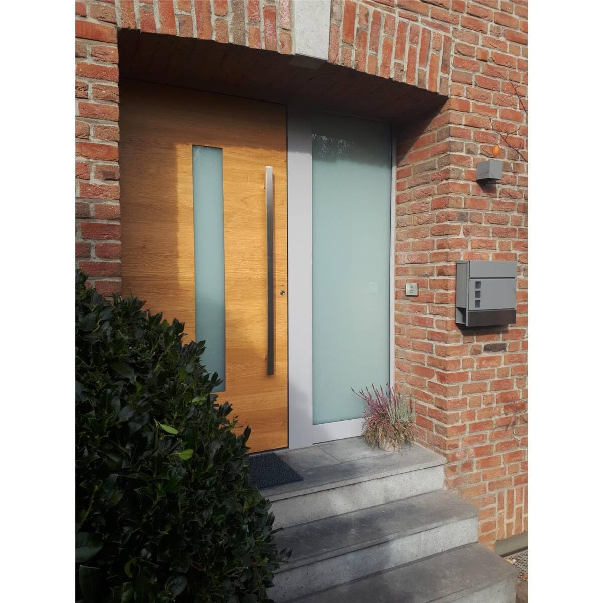 Metzler Cassetta Postale Grigio Alluminio RAL 9007 in Acciaio con Finestra – Incisione Laser Personalizzata (Nome & Numero Civico) su Targhetta in Inox – Con Vano Portagiornali – Modello Oltmann