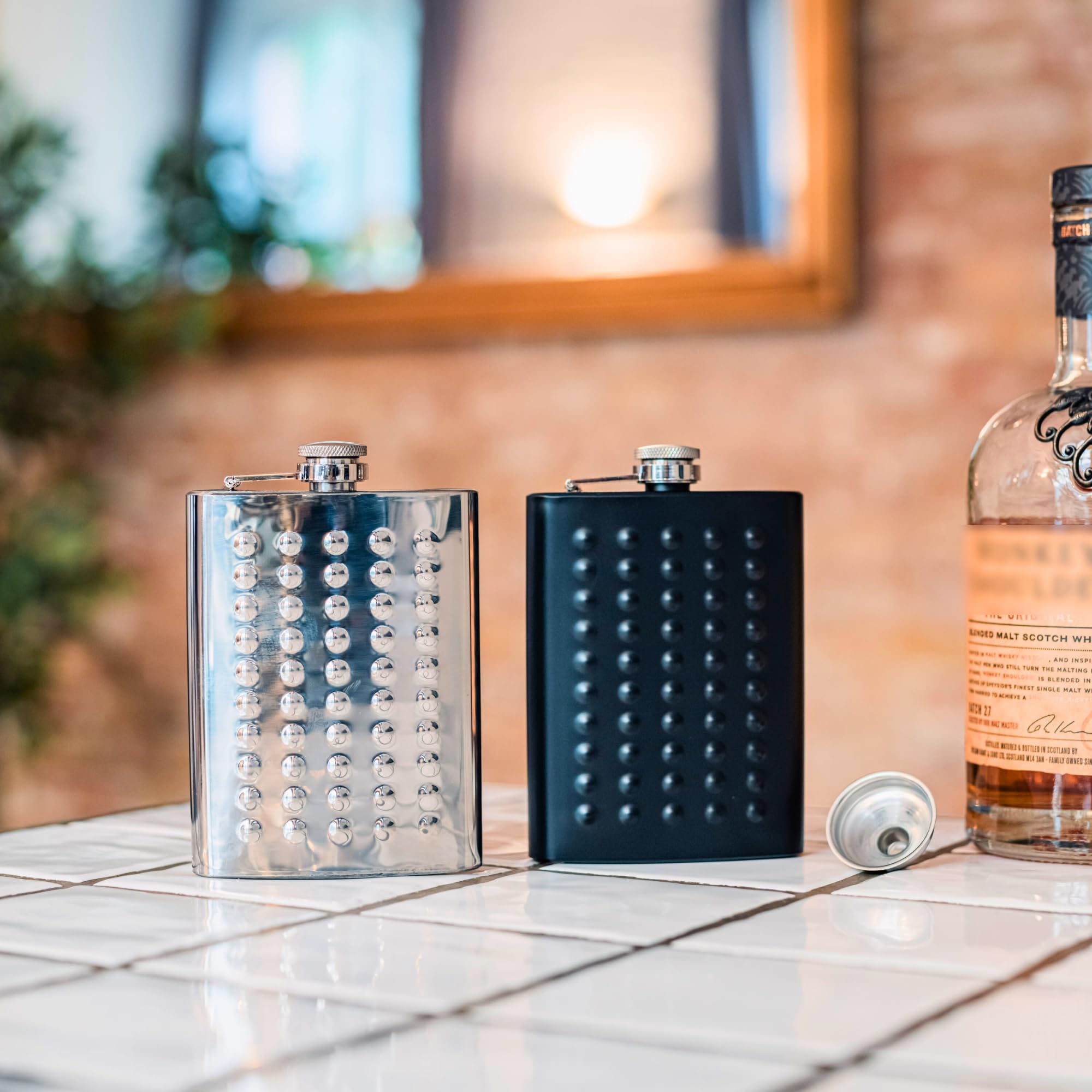 Flasque alcool whisky en acier inoxydable noire matte 24 cl avec entonnoir pour usage facile dans coffret cadeau élégant par IDALIO