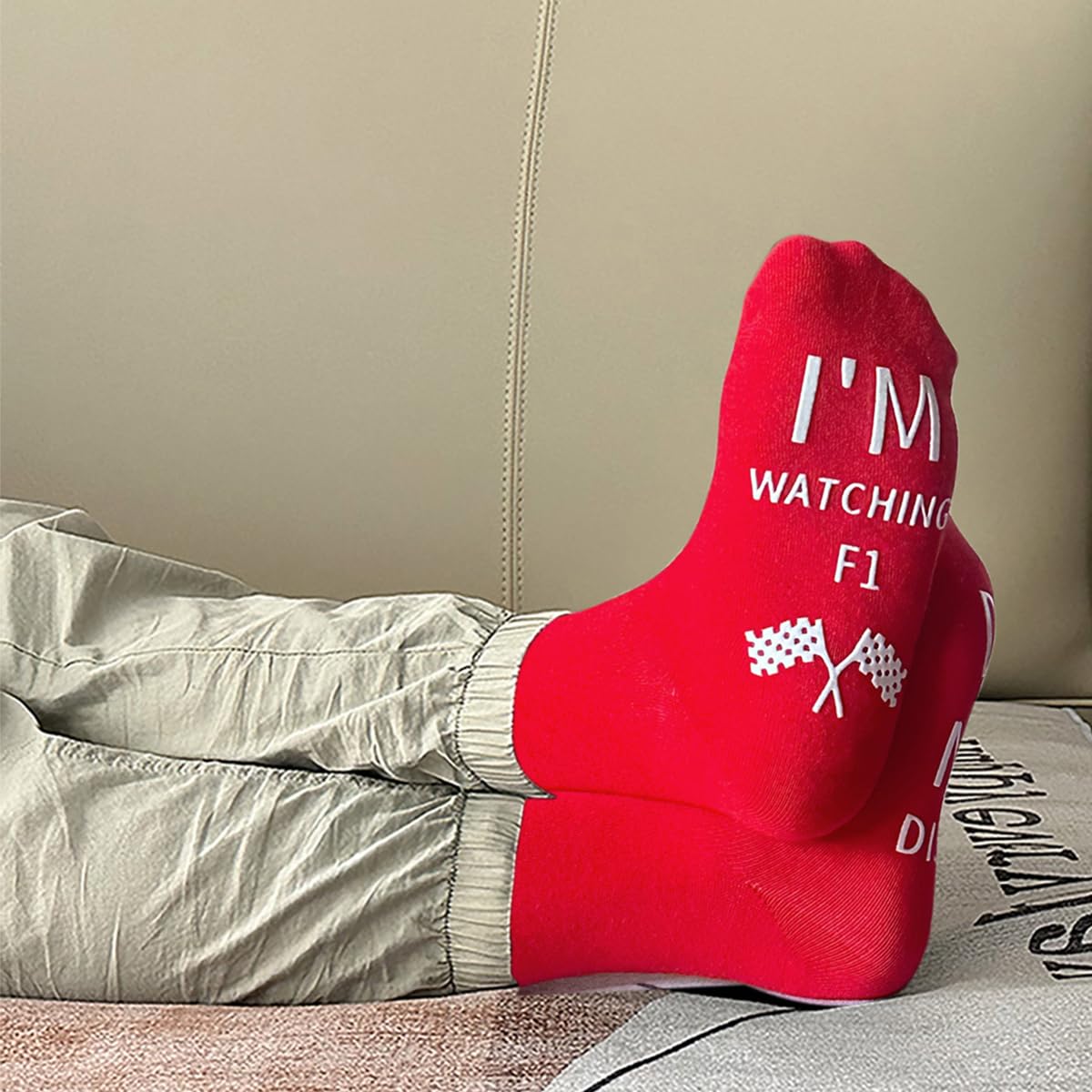 Śmieszne skarpety na prezent dla fanów F1, do Not Disturb I'm Watching F1 skarpety męskie prezent urodzinowy dla miłośnika F1 nowość wyścigi samochodowe fani prezenty