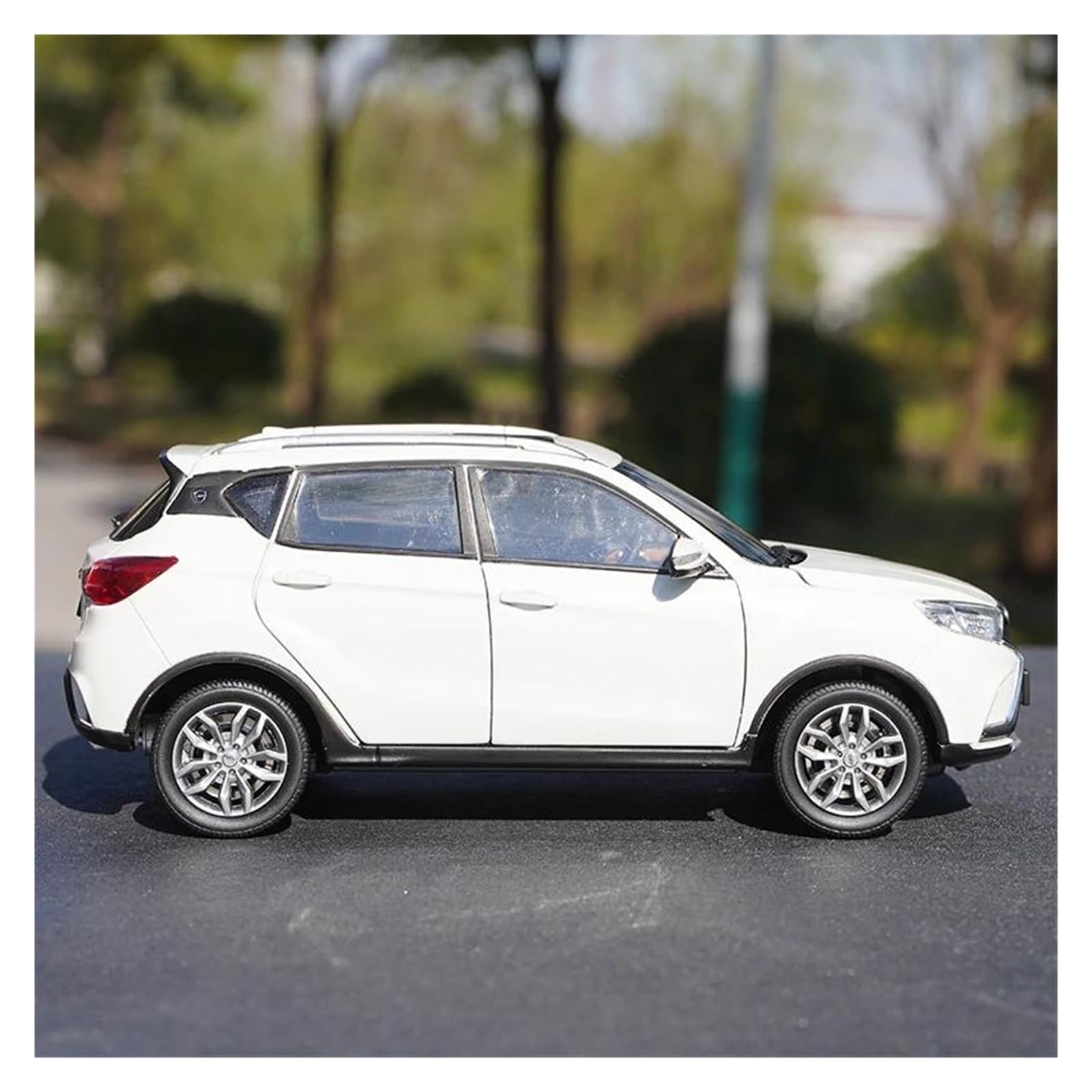 Metallo Scala Replica 1 24 per Jiangling Landwind X2 SUV modello auto in lega pressofusa collezione decorazioni per la casa Hobby Veicoli Giochi Set
