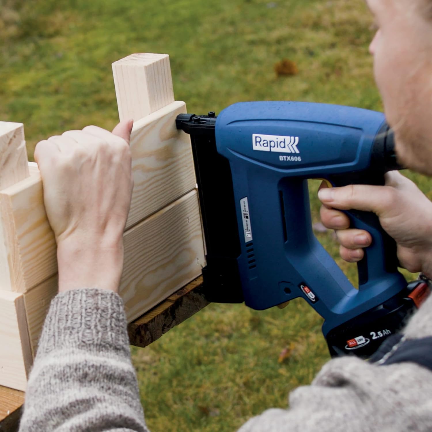 Rapid BTX606 - Agrafeuse Murale 18V, Agrafeuse-Cloueuse Électrique Sans Fil à Batterie, pour Agrafes à Couronne Étroite & Pointes, Bois Dur & Tendre + Batterie 2,5 Ah, Chargeur, Malette (5001502)