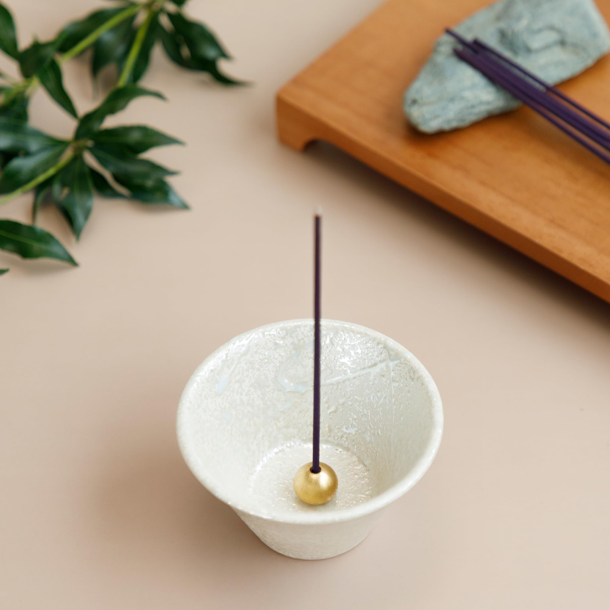 Asayu Japan Räucherstäbchenhalter - Zylindrischer Räucherstäbchenhalter, Klein, Weiß - Für Stäbchen, Made in Japan, Inklusive Abnehmbarer Messingständer - Für Yoga, Meditation und Entspannung