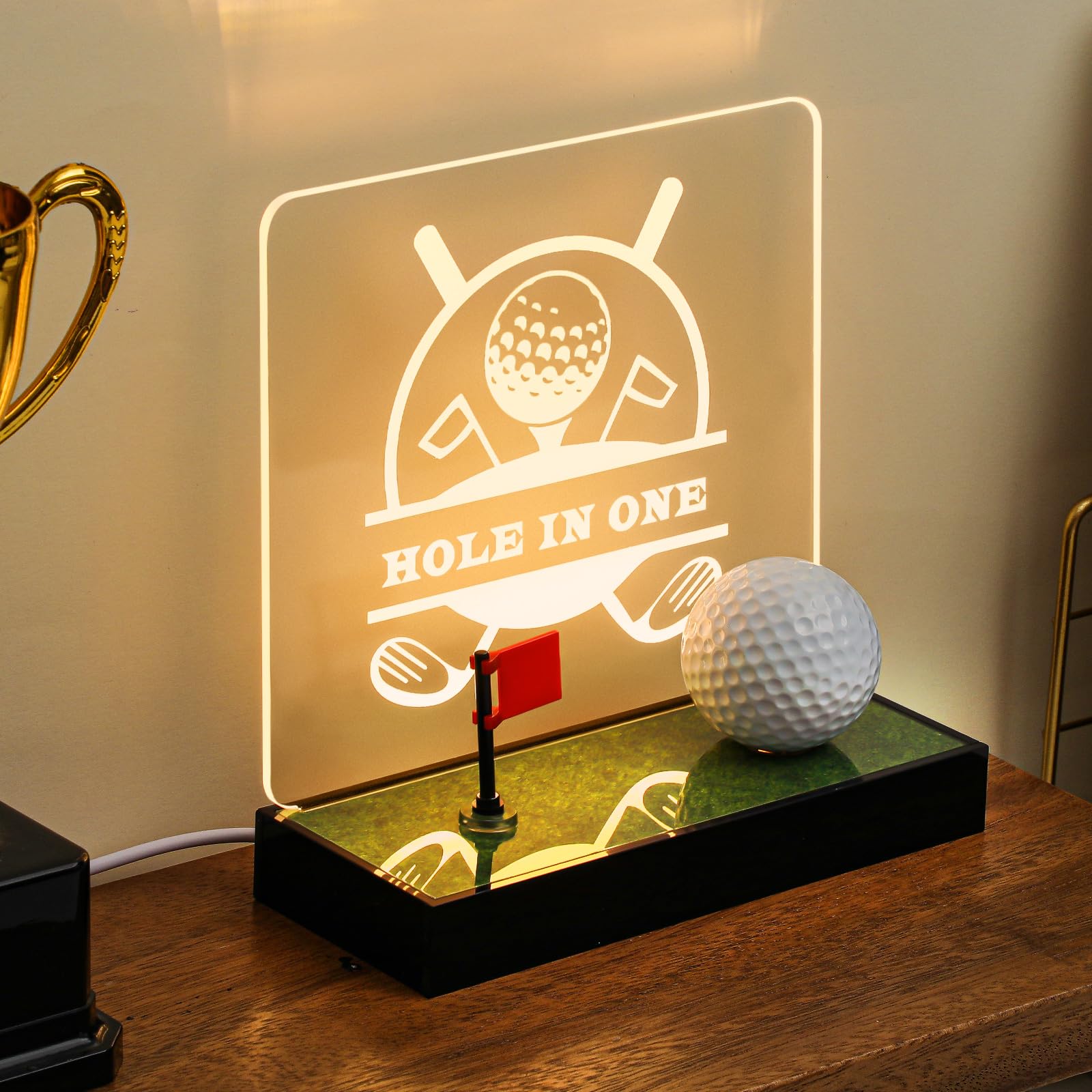 Tioncy Vitrina para pelotas de golf con agujero en uno, soporte iluminado para pelotas de golf con alimentación USB, base de madera y accesorios acrílicos, vitrinas de recuerdos para golfistas,