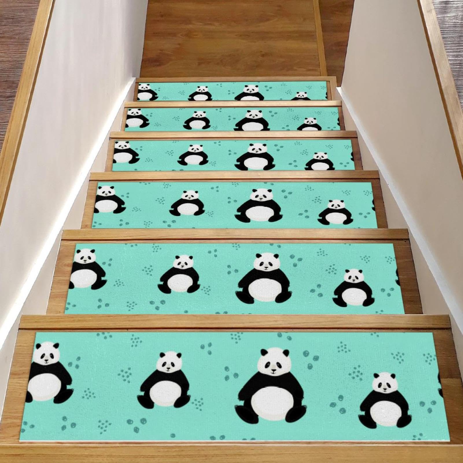 Peldaños antideslizantes con fijación segura y diseño de pandas para escaleras