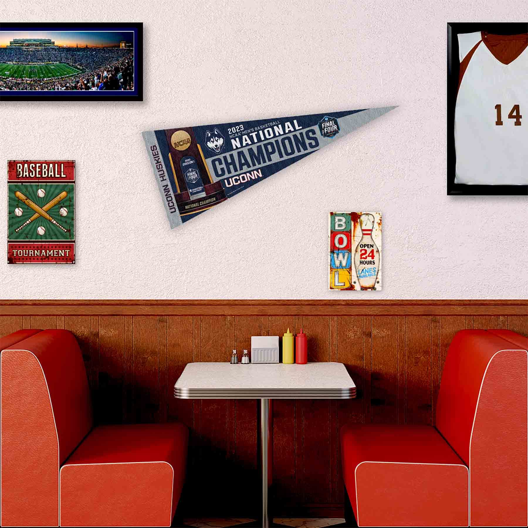 Rico Industries NCAA Connecticut Huskies UCONN Rally - Banderín Decorativo De Fieltro De 12 X 30 Pulgadas, Ideal Para El Hogar, Dormitorio, Decoración De Cueva De Hombre