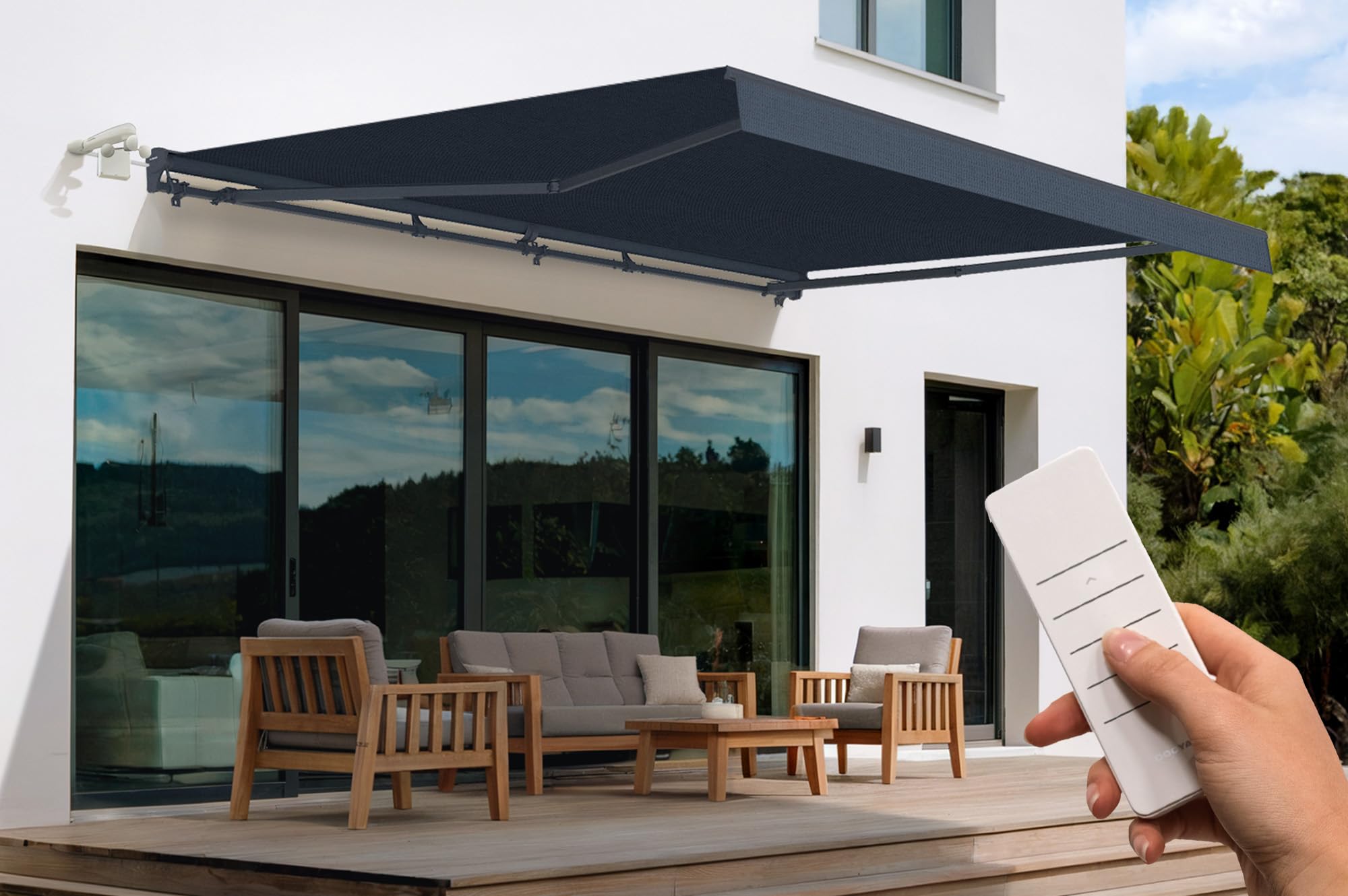 Store banne motorisé Semi-​Coffre 495x300 cm Gris Anthracite - Cazeboo FAZZIO Toile 320g/​m² UV50+ - Moteur électrique télécommande et capteur Vent - Inclinaison 30 à 100° - Protection terrasse 15 m²
