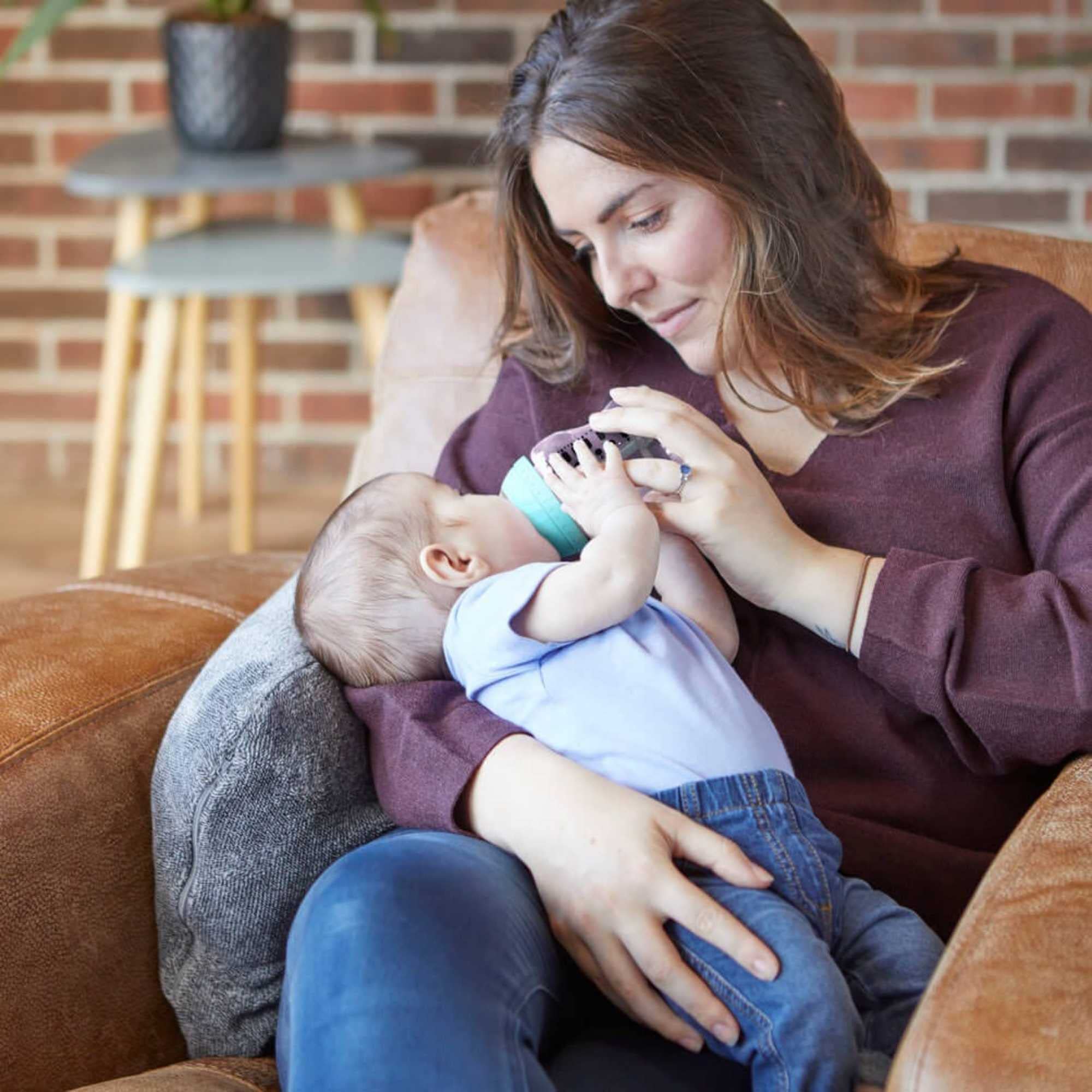 Tommee Tippee Advanced Anti-Colic Newborn Baby Bottle Starter Set, Breast-Like Teat and Heat Sensing Technology, Clear