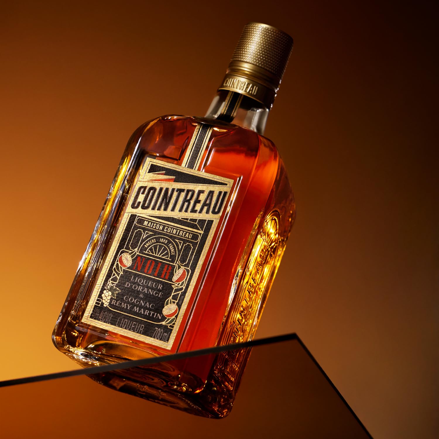 COINTREAU NOIR - Licor de Naranja con Cognac, para Cóctel, 40% Volumen de Alcohol, 70 cl