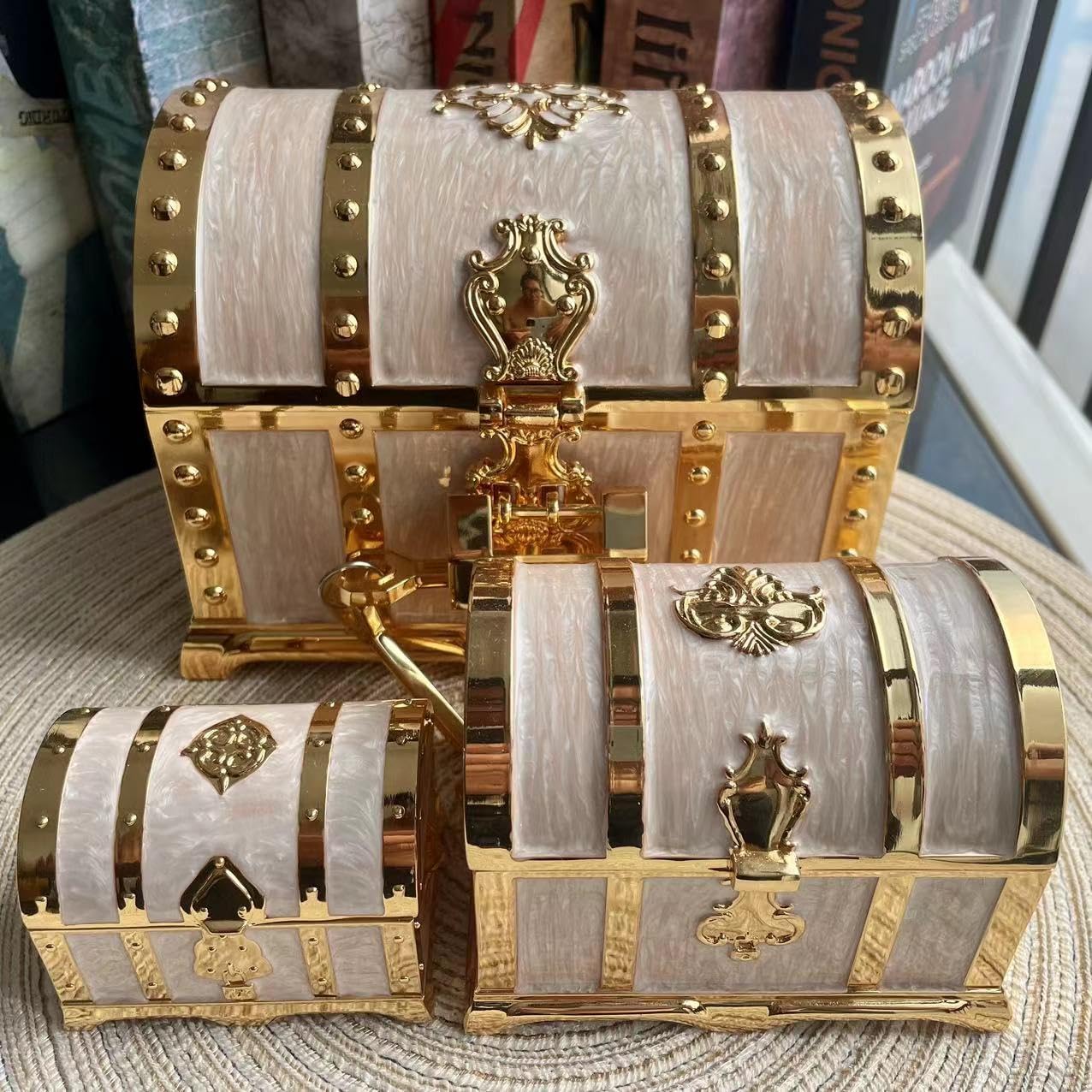 Vintage Metal Jewelry Chest Treasure Trinket Box, Gem Storage Tray Ring Earrings Necklace Keepsake Gift Holder Case Bag for Girls Ladies Women (Medium Golden White)