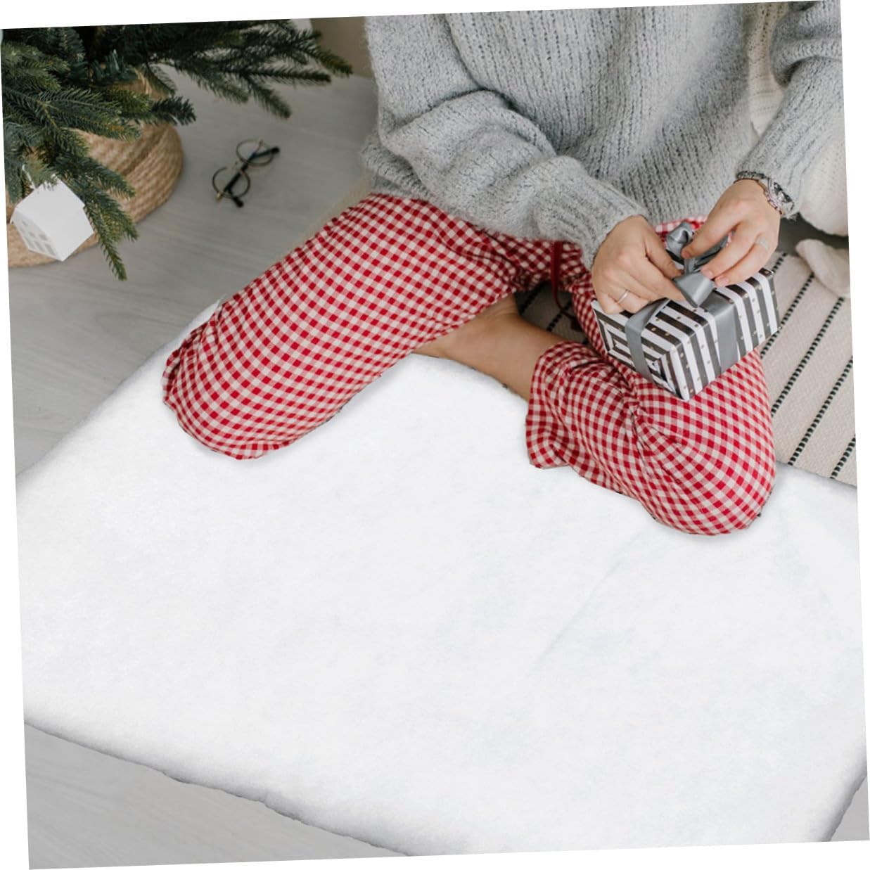 2pcs Artificial Snow Blanket for Christmas Village, Thick White Faux Snow Carpet 1.5x1m for Indoor Winter Holiday Decoration and Village Display