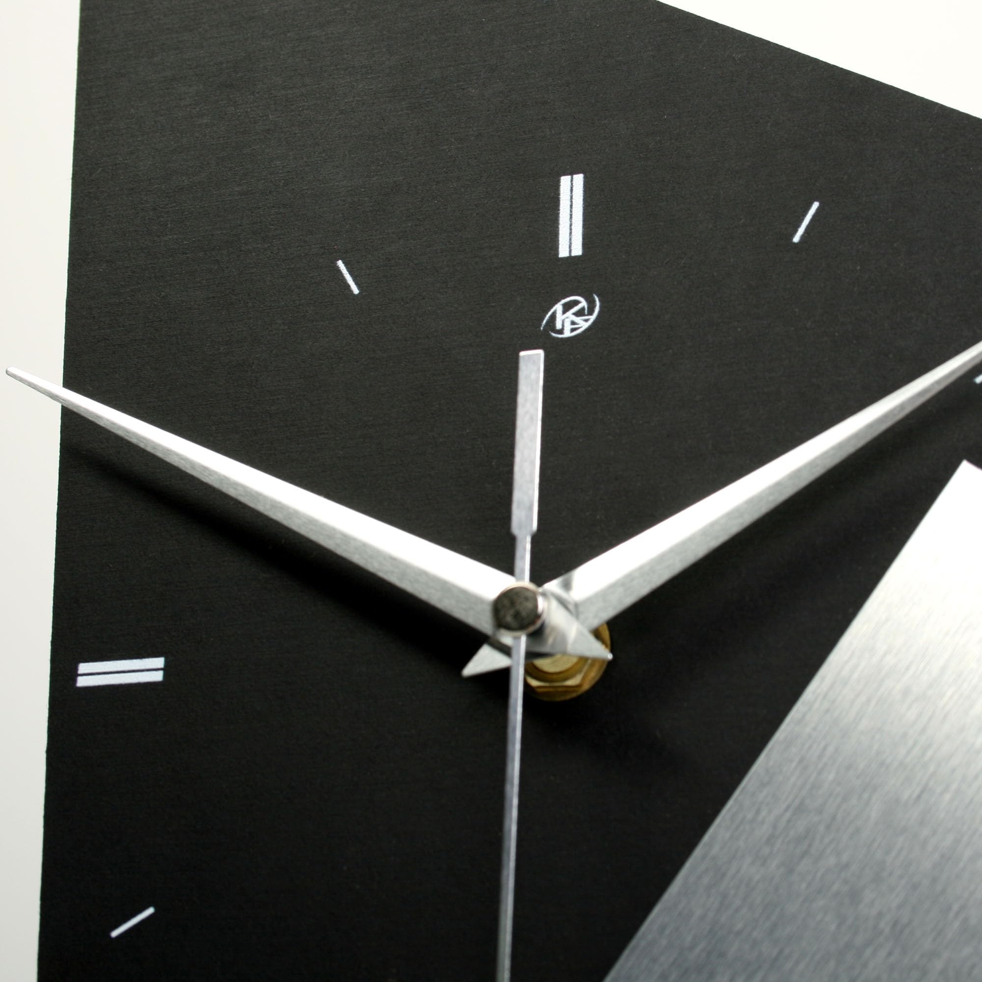 Kreative Feder Designer-Standuhr „Square“ aus Holz – Schwarze Tischuhr in modernem Look ohne Ticken (Silver Square, leises Funkuhrwerk)