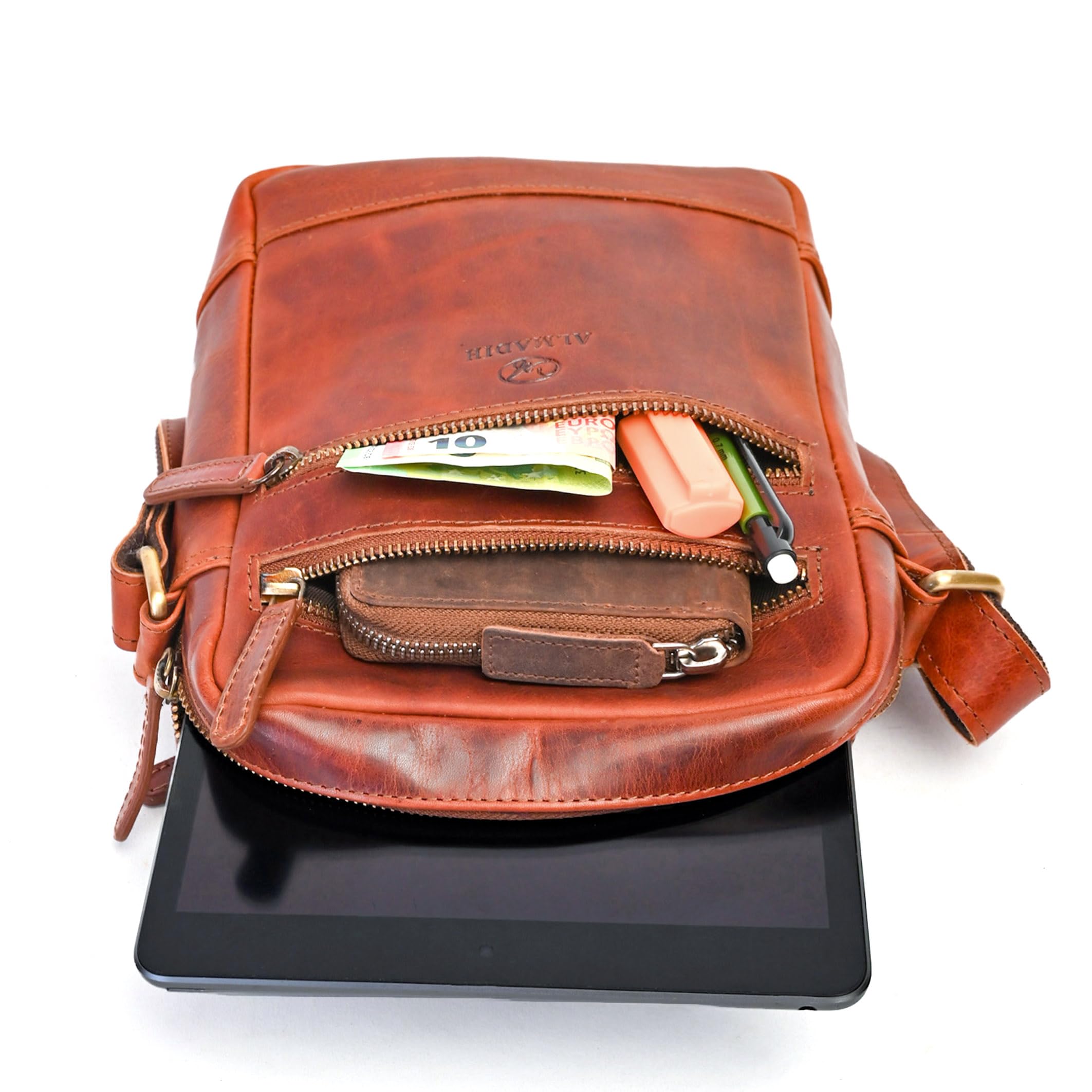 ALMADIH kleine Leder Umhängetasche Herren 9.7 Zoll iPad – LEON braun - Kompakte Ledertasche für Reisen & Alltag Messenger Schultertasche Freizeittasche Tablet Herrentasche Damen